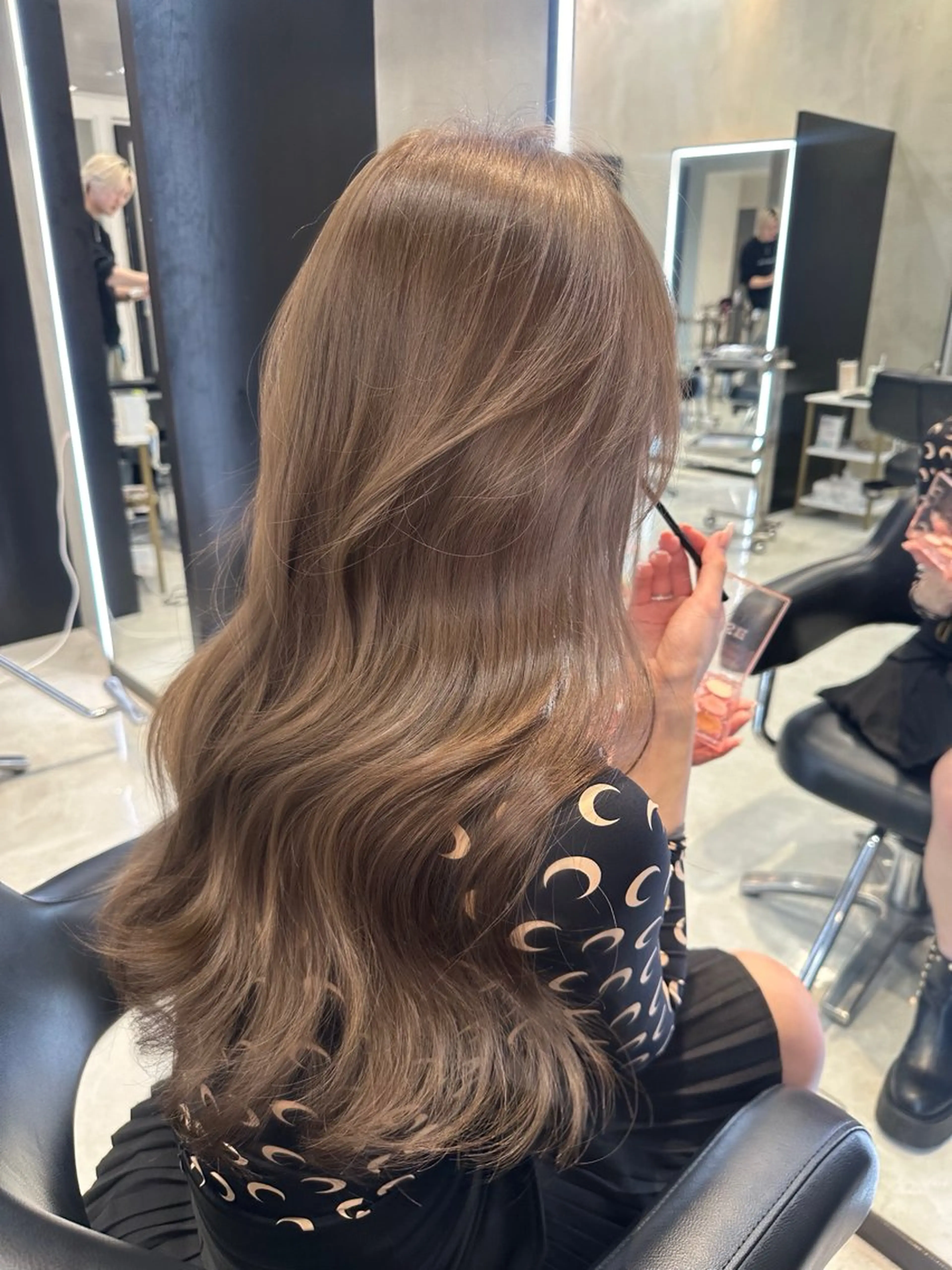 ロング カラー カット ヘアカラー トリートメント 韓国ヘア🇰🇷 透明感カラー🩶のヘアスタイル