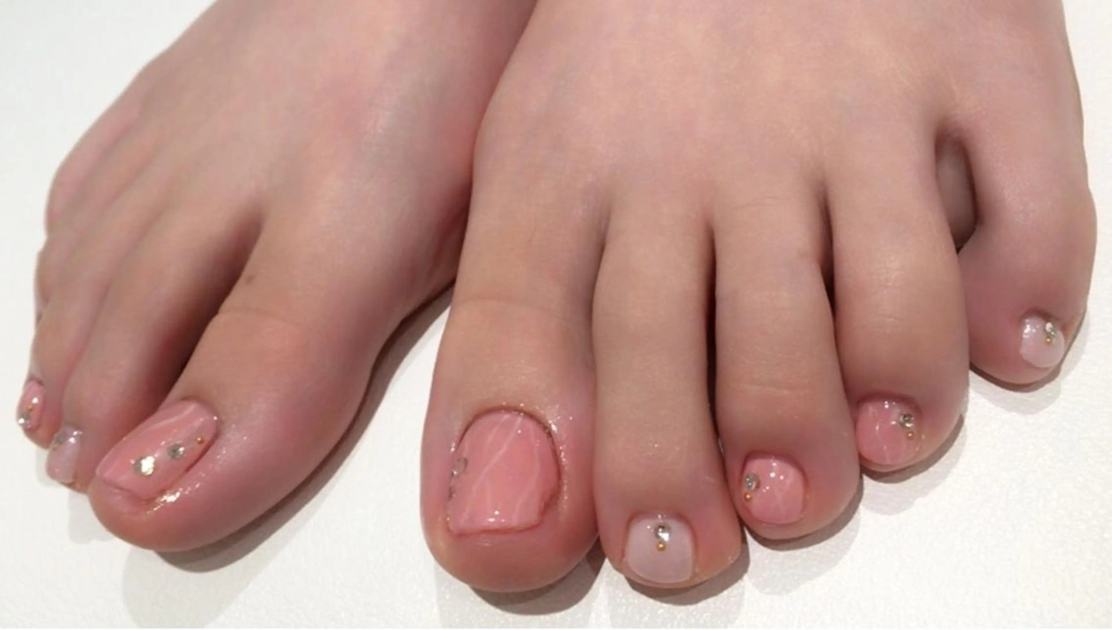 ネイル ラメ(グリッター) ピンク ストーンネイル 山藤 萌永のネイルデザイン