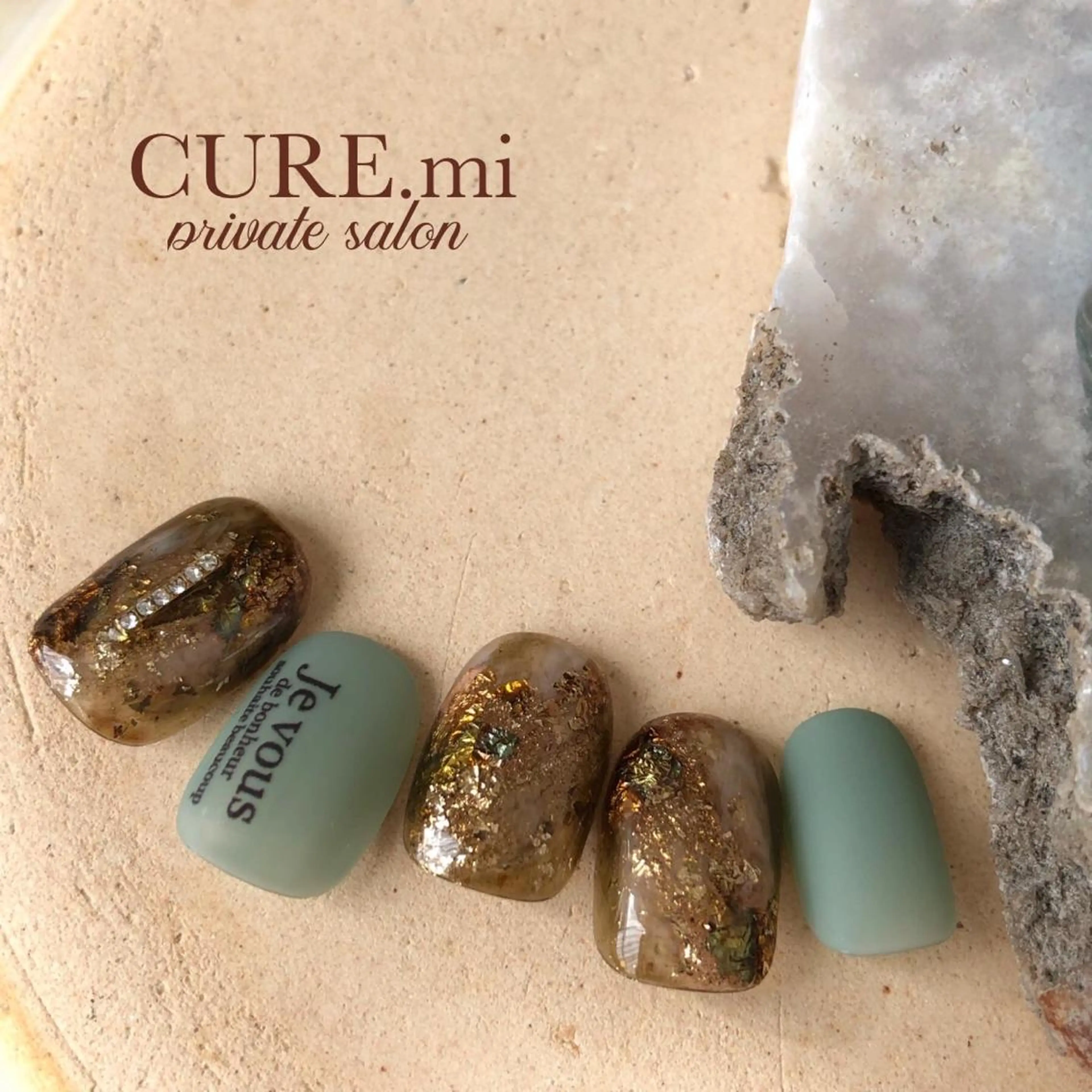 ネイル ゴールド キラキラネイル ニュアンスネイル ハンドネイル ハンドケア 伊藤 美香のその他イメージ