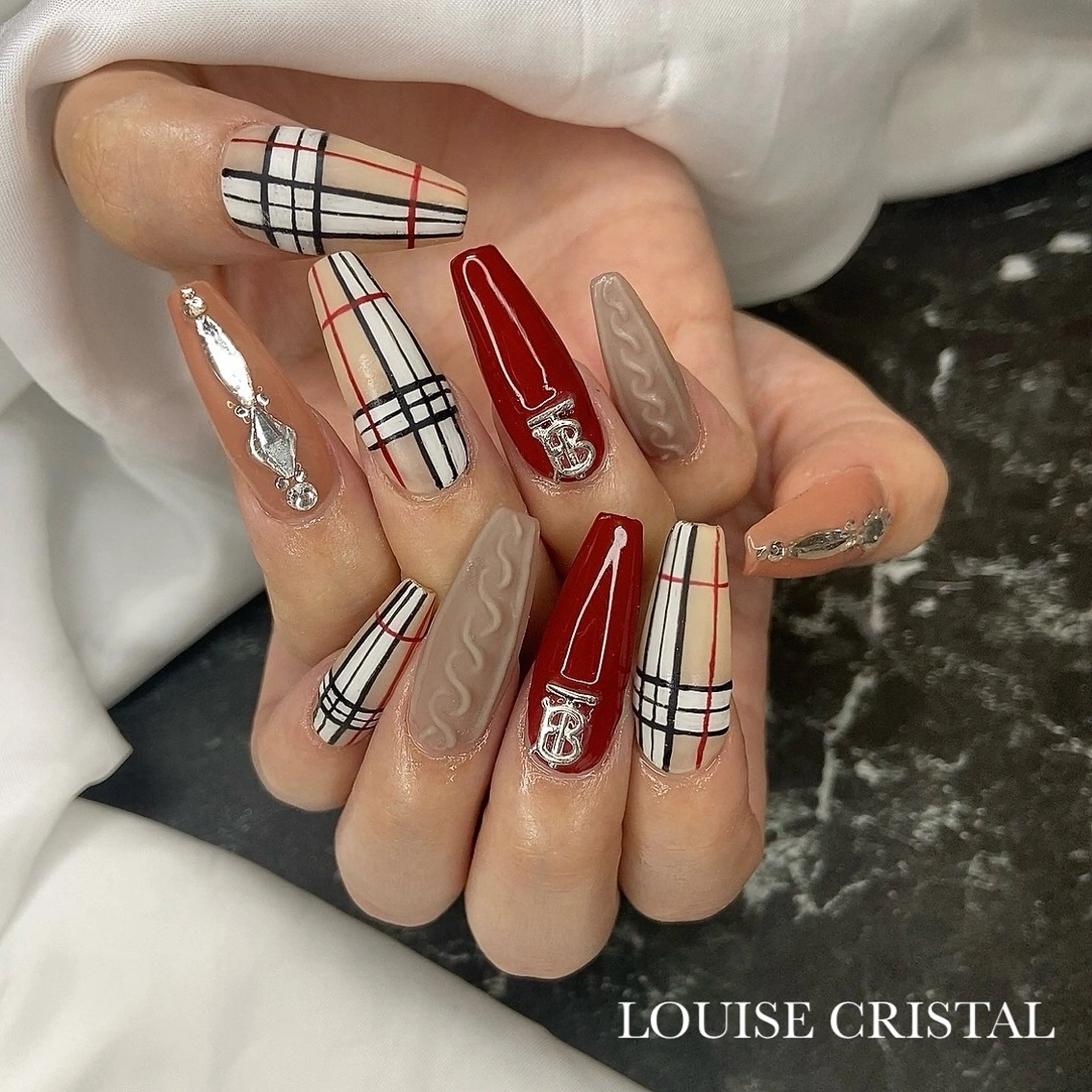 ネイル ハンドネイル LOUISE CRYSTALのネイルデザイン