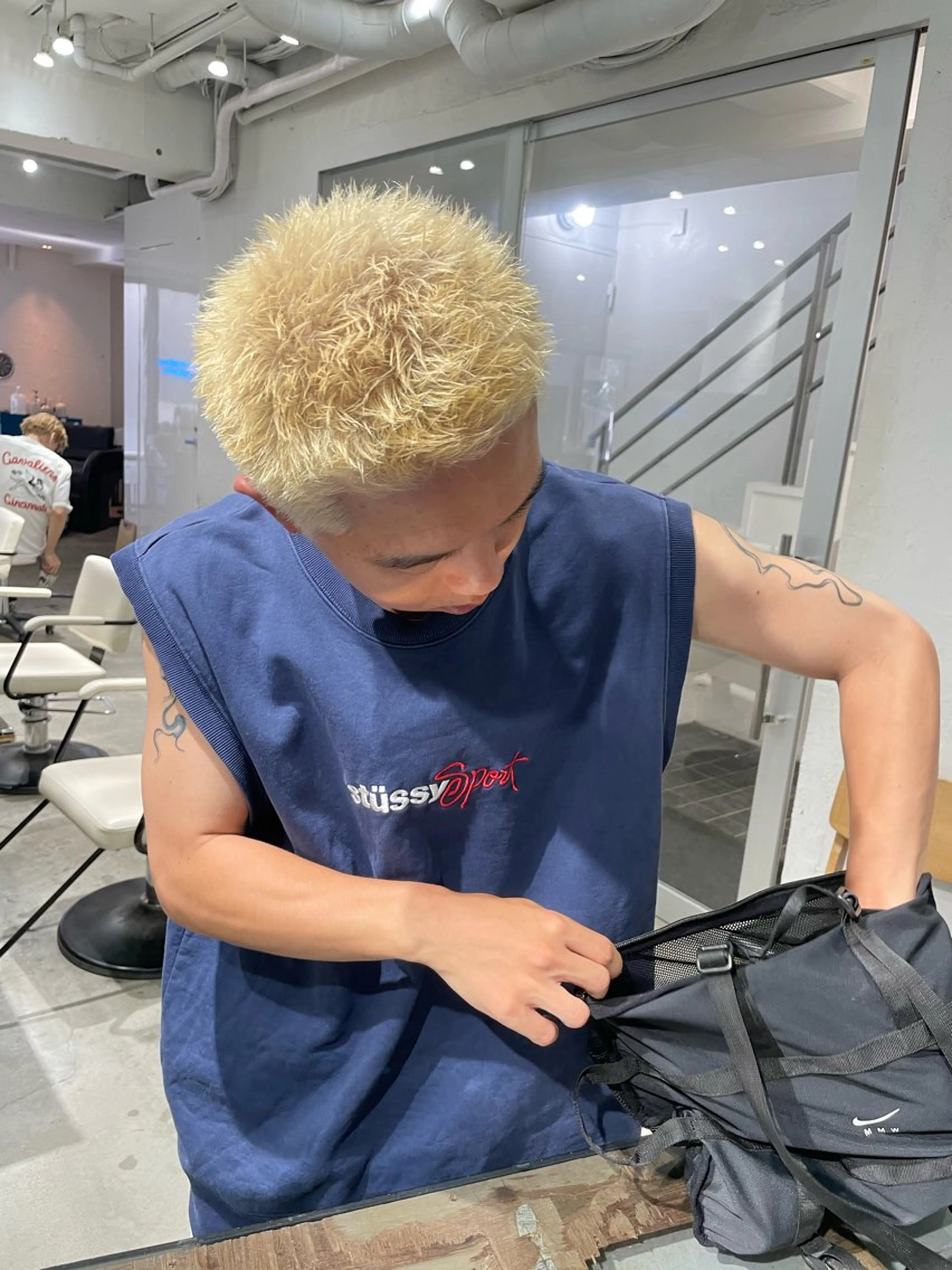 ショート カラー メンズ メンズバレイヤージュ メンズブリーチ センターパート フェードカット メンズハイライト スパイラルパーマ 🌐hina⭐️のヘアスタイル