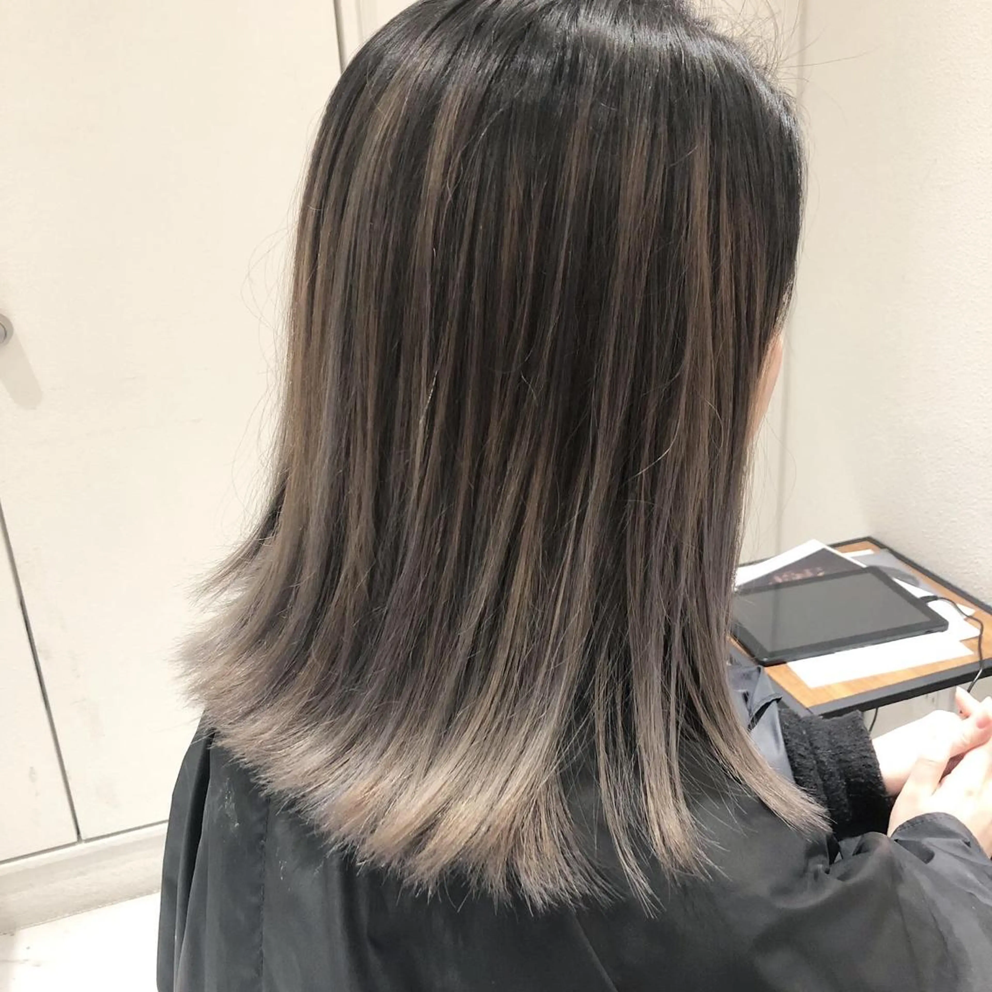 ミディアム カラー バレイヤージュ レイヤーカット 【ショート、艶髪】 新海龍哉のヘアスタイル