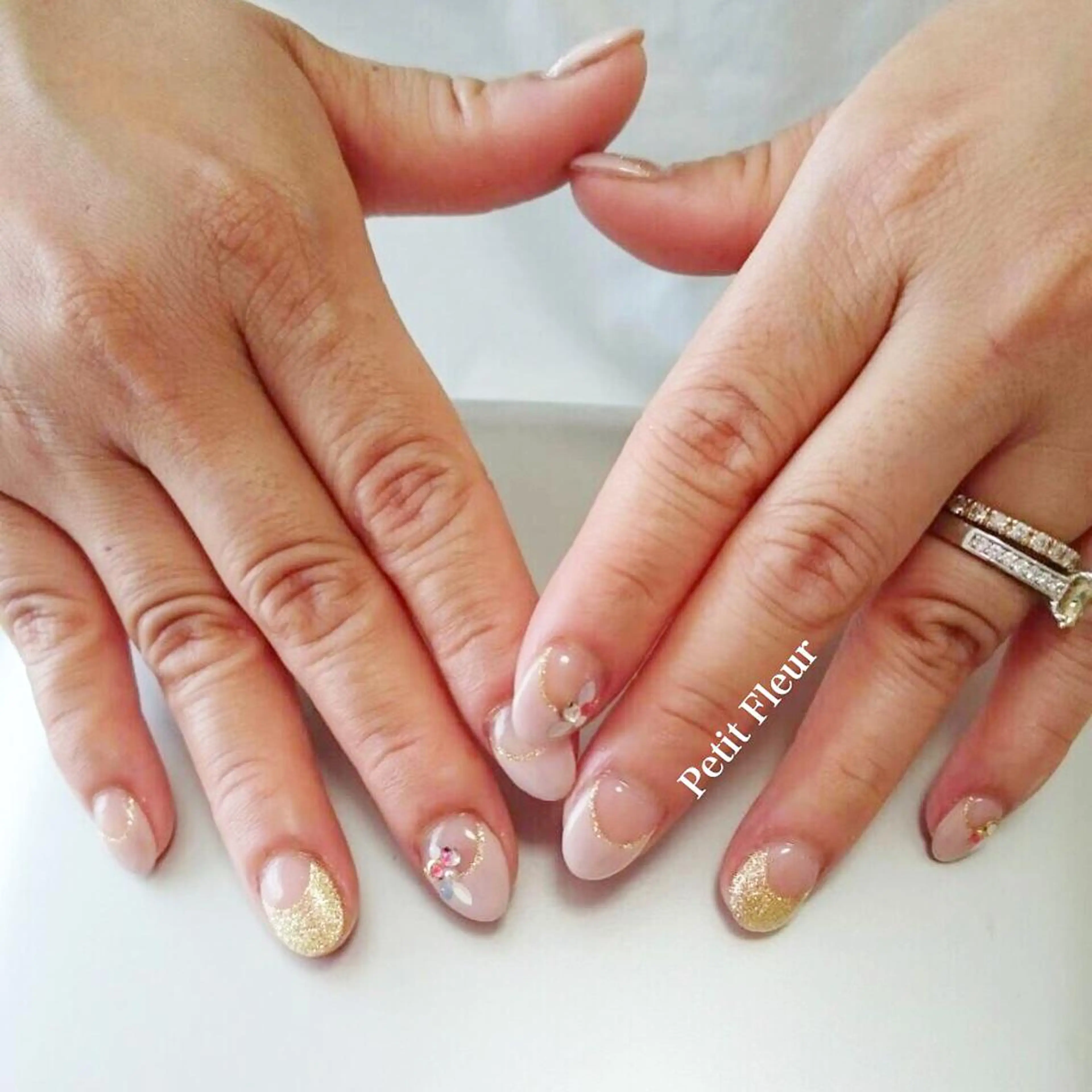ネイル フレンチネイル ホログラムネイル 逆フレンチ Petit Fleur所属・青柳 亜梨奈のマツエク・マツパデザイン