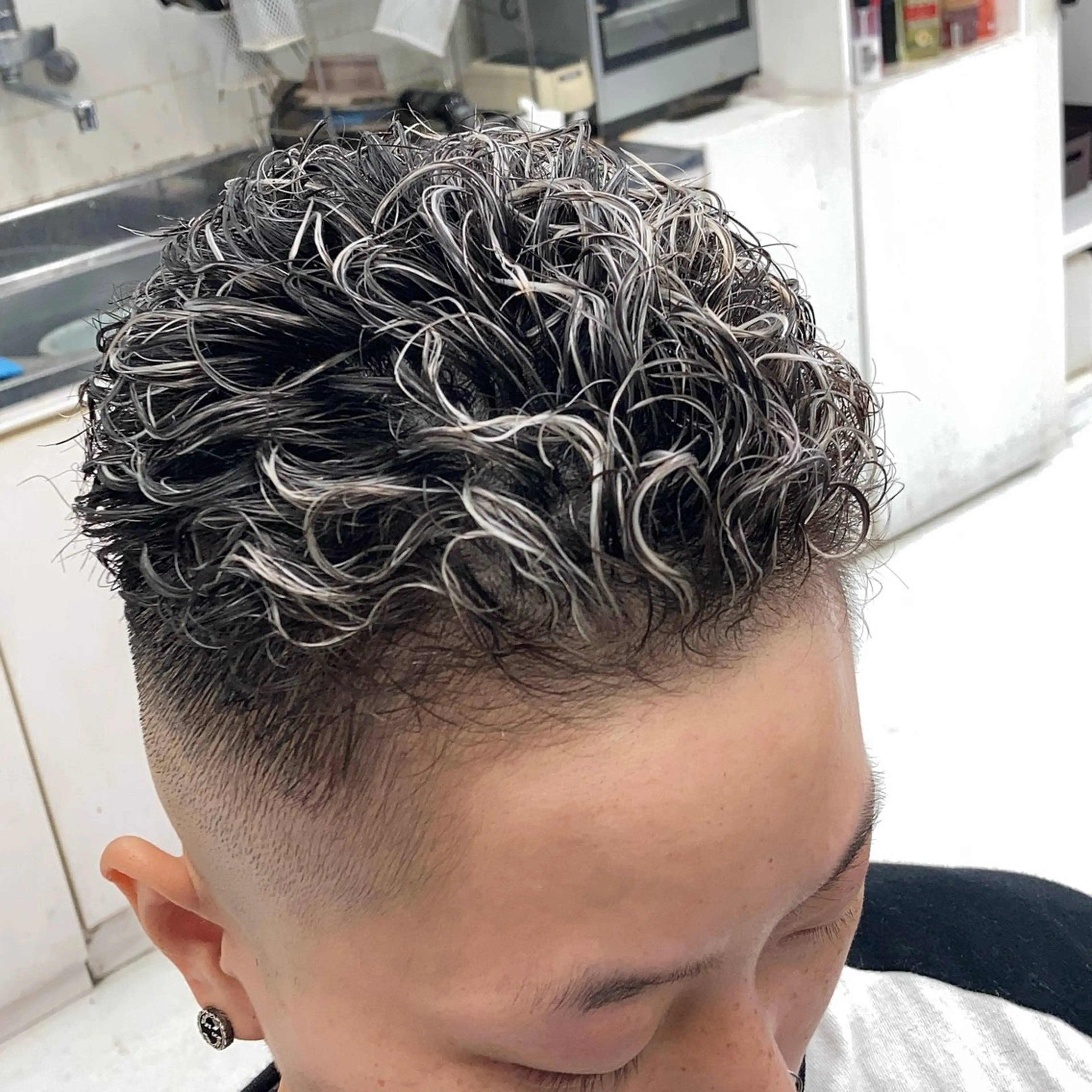 カラー パーマ メンズ フェードカット メンズハイライト スキンフェード ハイライトカラー カット ヘアカラー パーマ カラー職人 🍎IKUMI🍎のヘアスタイル