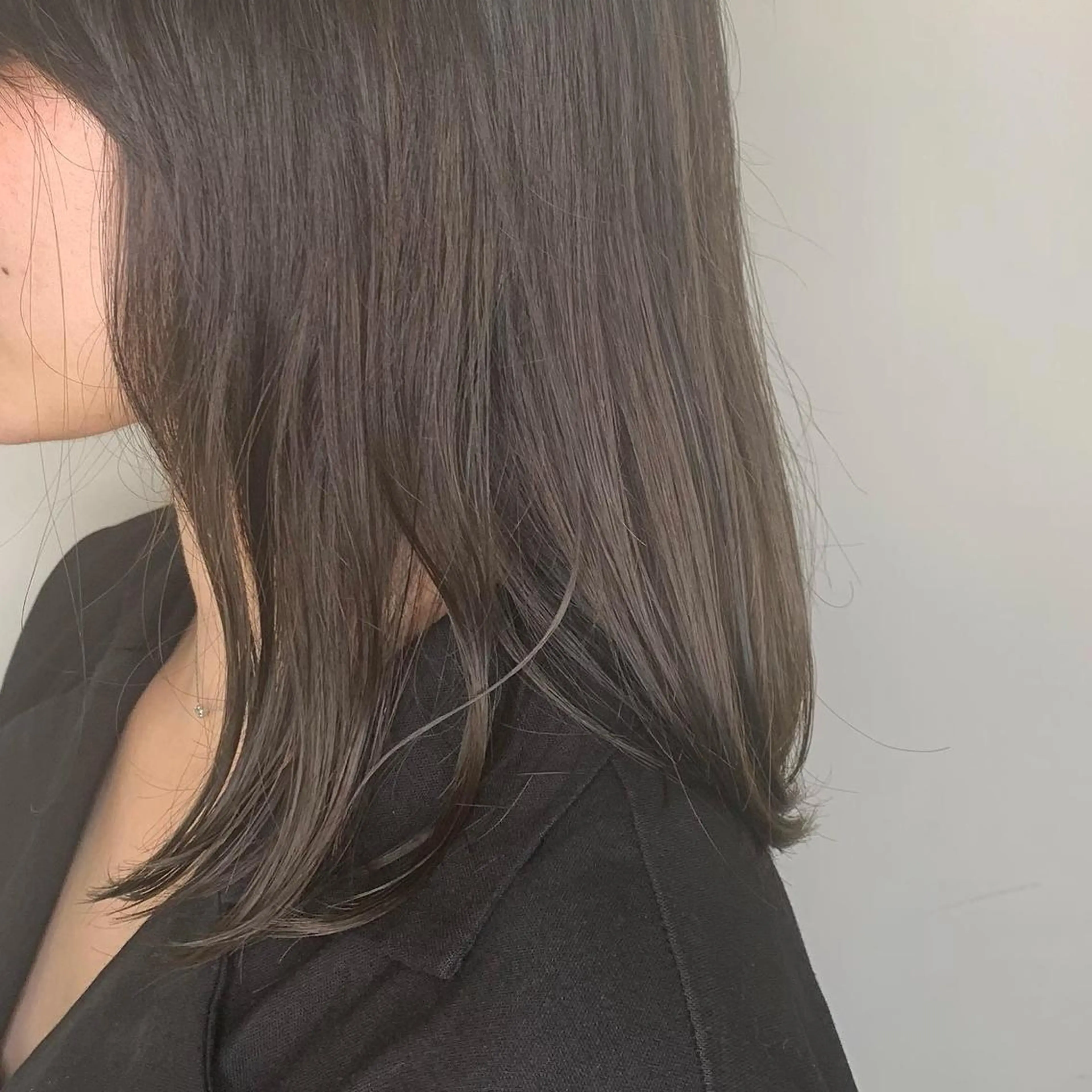 セミロング カラー 小森 衣純のヘアスタイル