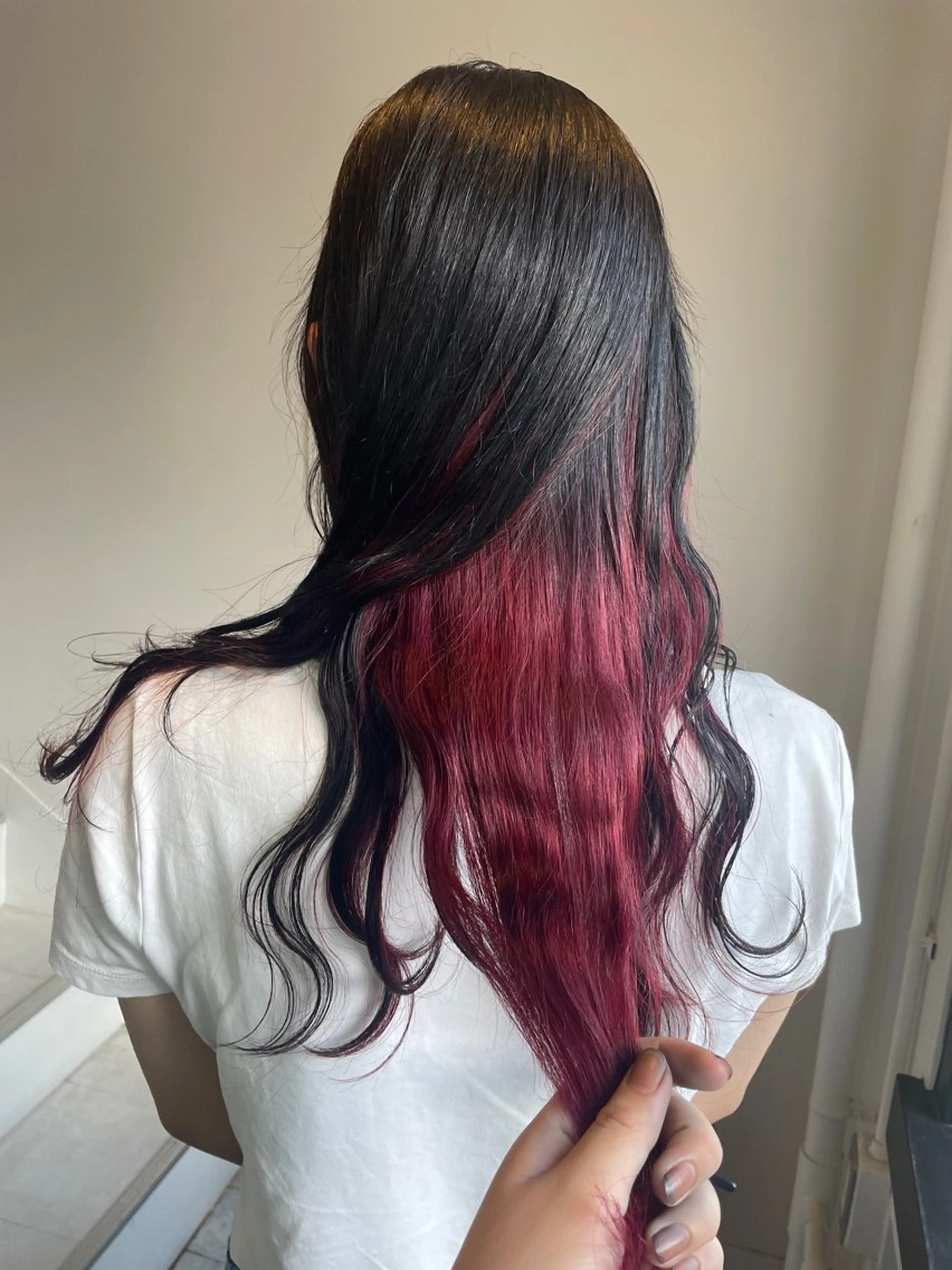 ロング カラー 黒髪 インナーカラー レッドカラー TETE所属・chloe 【クロエ】のヘアスタイル