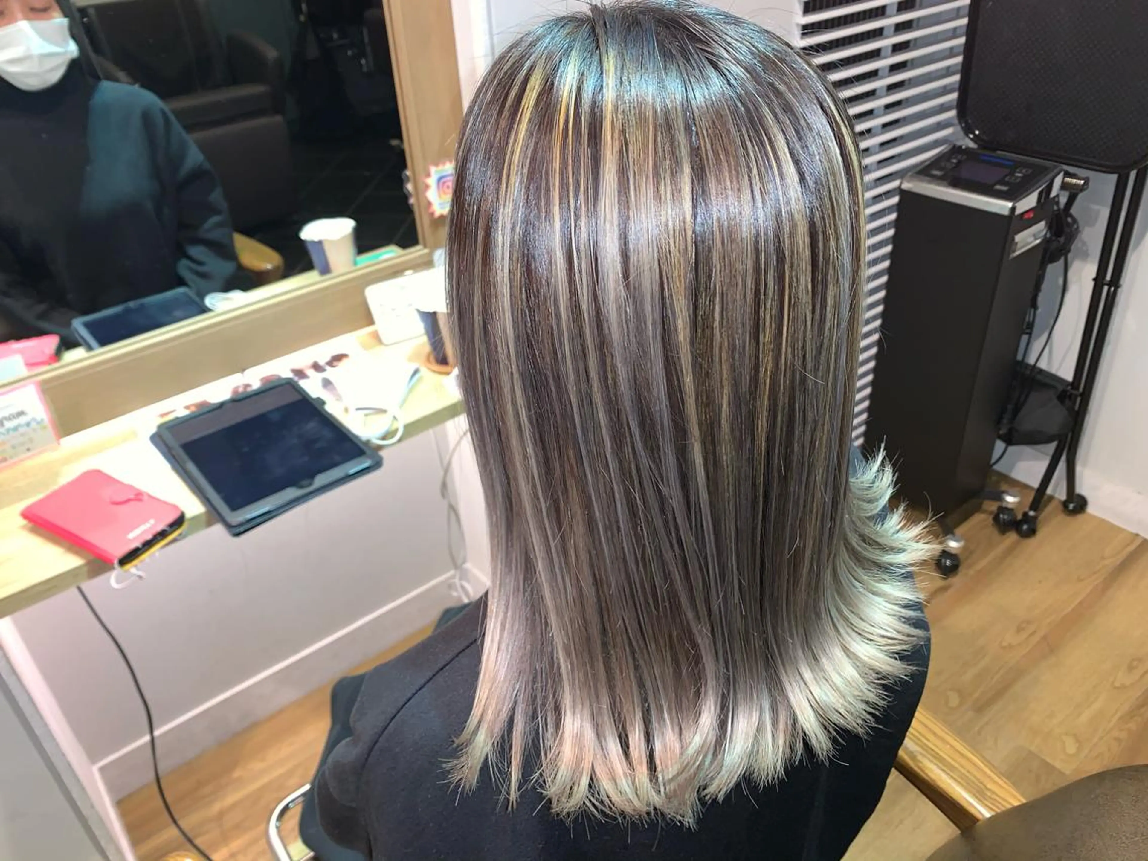 ロング カラー ベージュカラー ブリーチ ツキダテ ユイのヘアスタイル