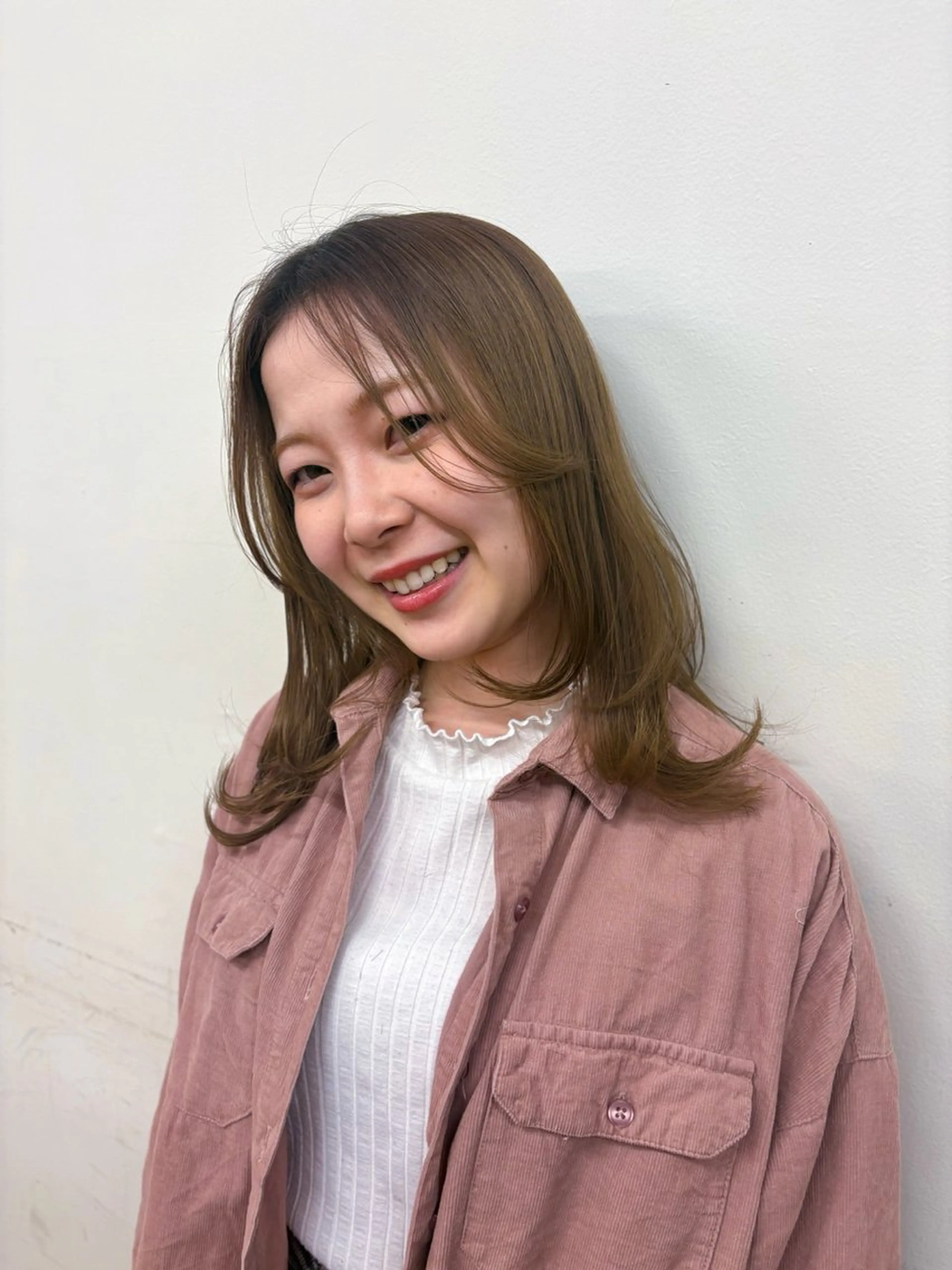 ミディアム レイヤーカット カット THEDOTS所属・淀 小南津のヘアスタイル