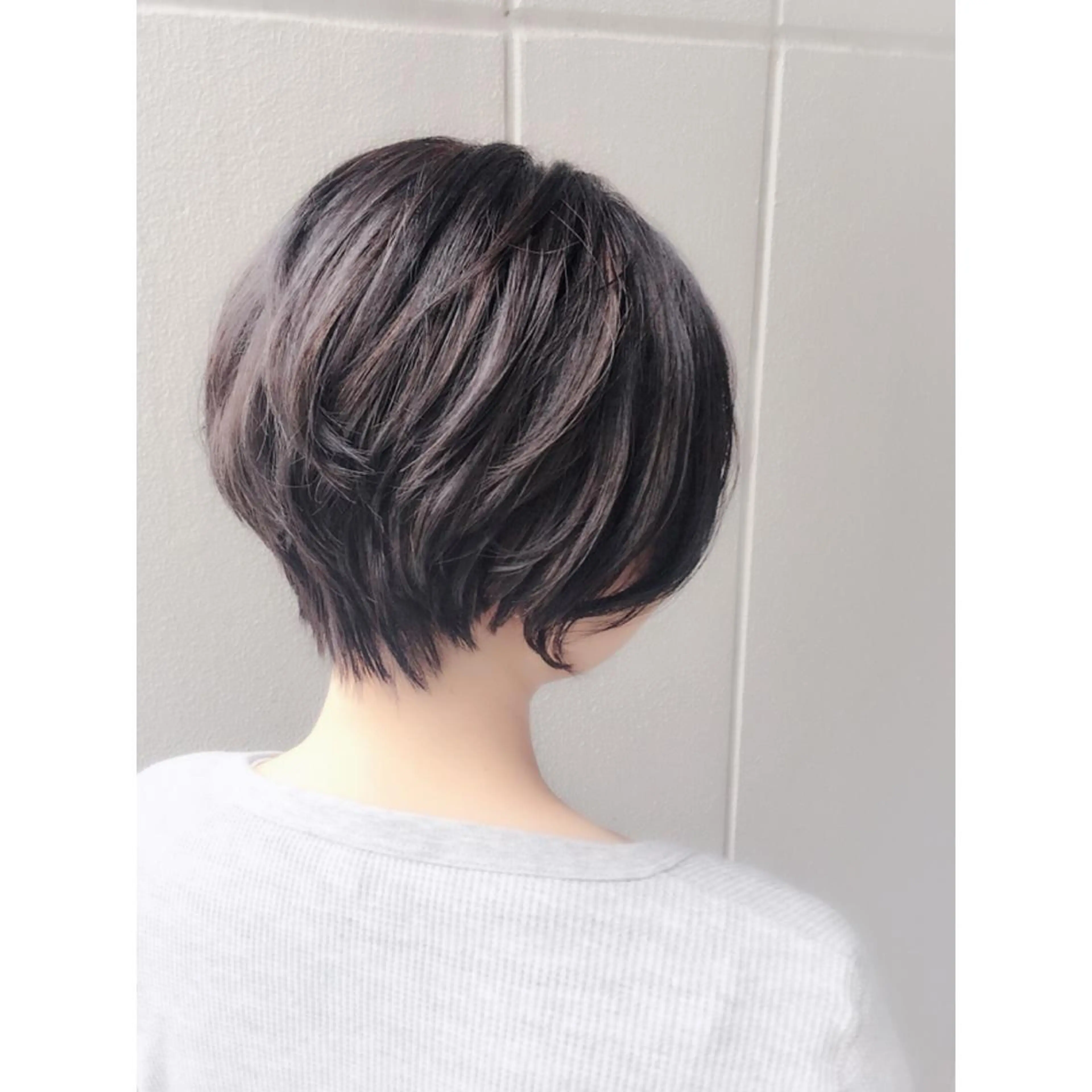 ショート カラー ハンサムショート ハイライトカラー ハイライト ショートヘア EMANON天神所属・Hitomi Ezakiのヘアスタイル