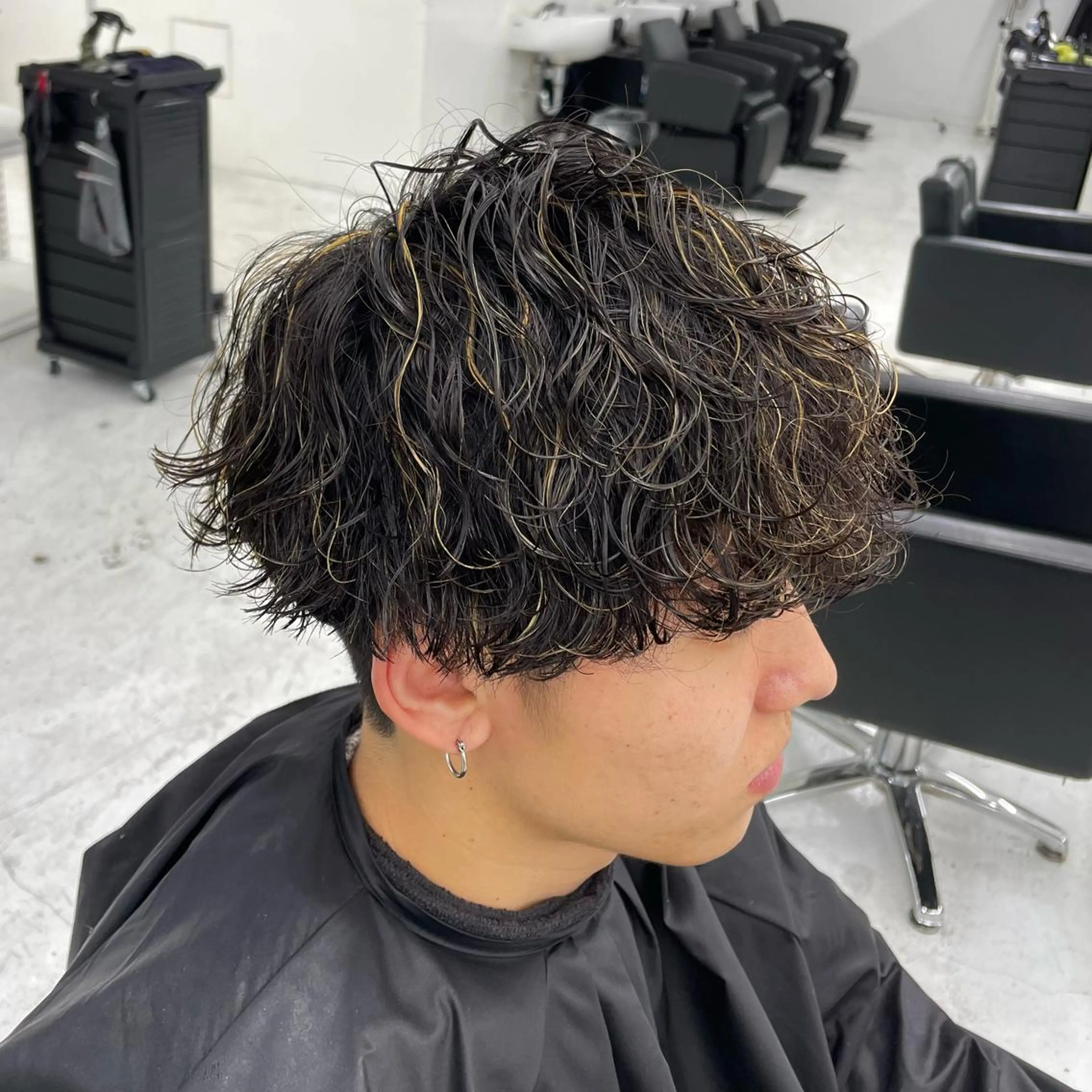 ミディアム パーマ メンズ メンズハイライト 波巻きパーマ ハイライト カット ヘアカラー トリートメント 【柏メンズパーマ職人 】店長　KAZUMAのヘアスタイル
