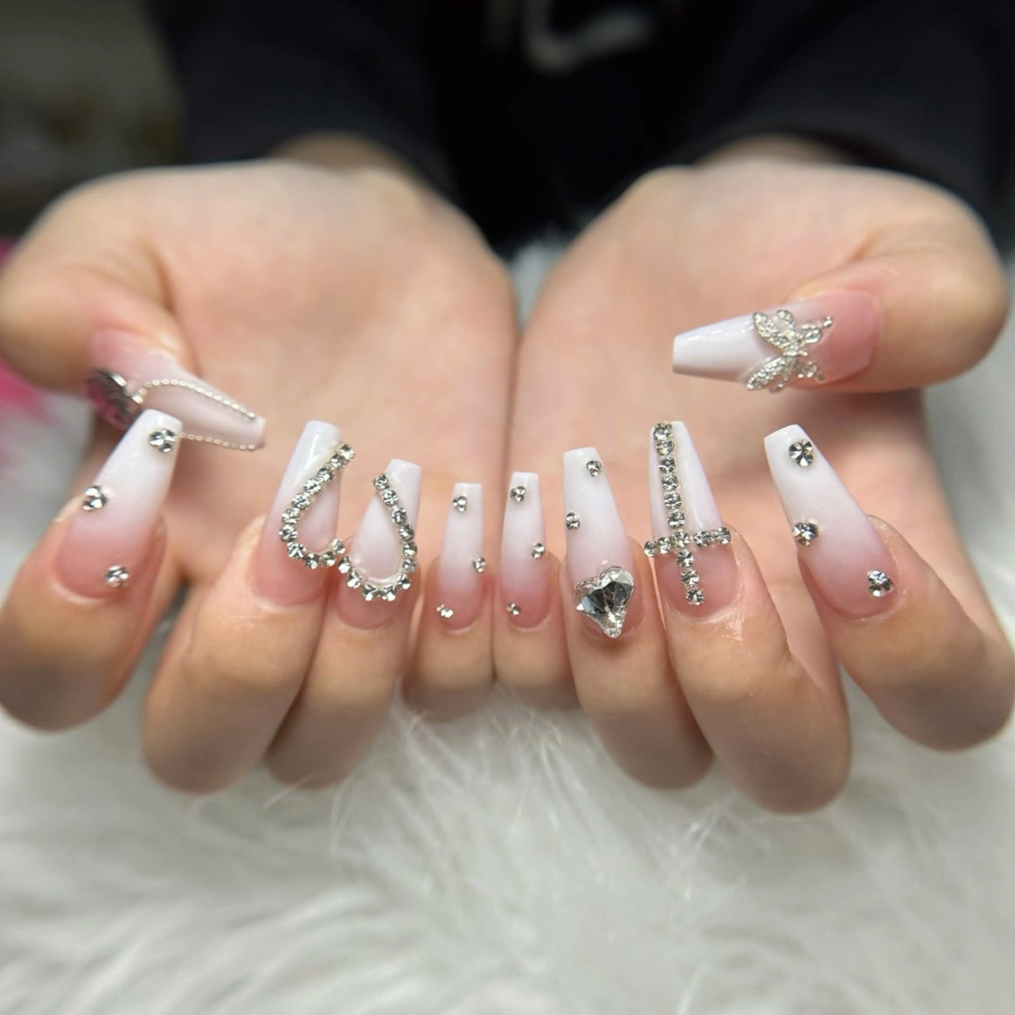 ネイル オーロラネイル フットネイル フレンチネイル ジェルネイル ガラスフレンチ ハンドネイル Michi_Nails_Salon所属・Michi Nail Staffのネイルデザイン