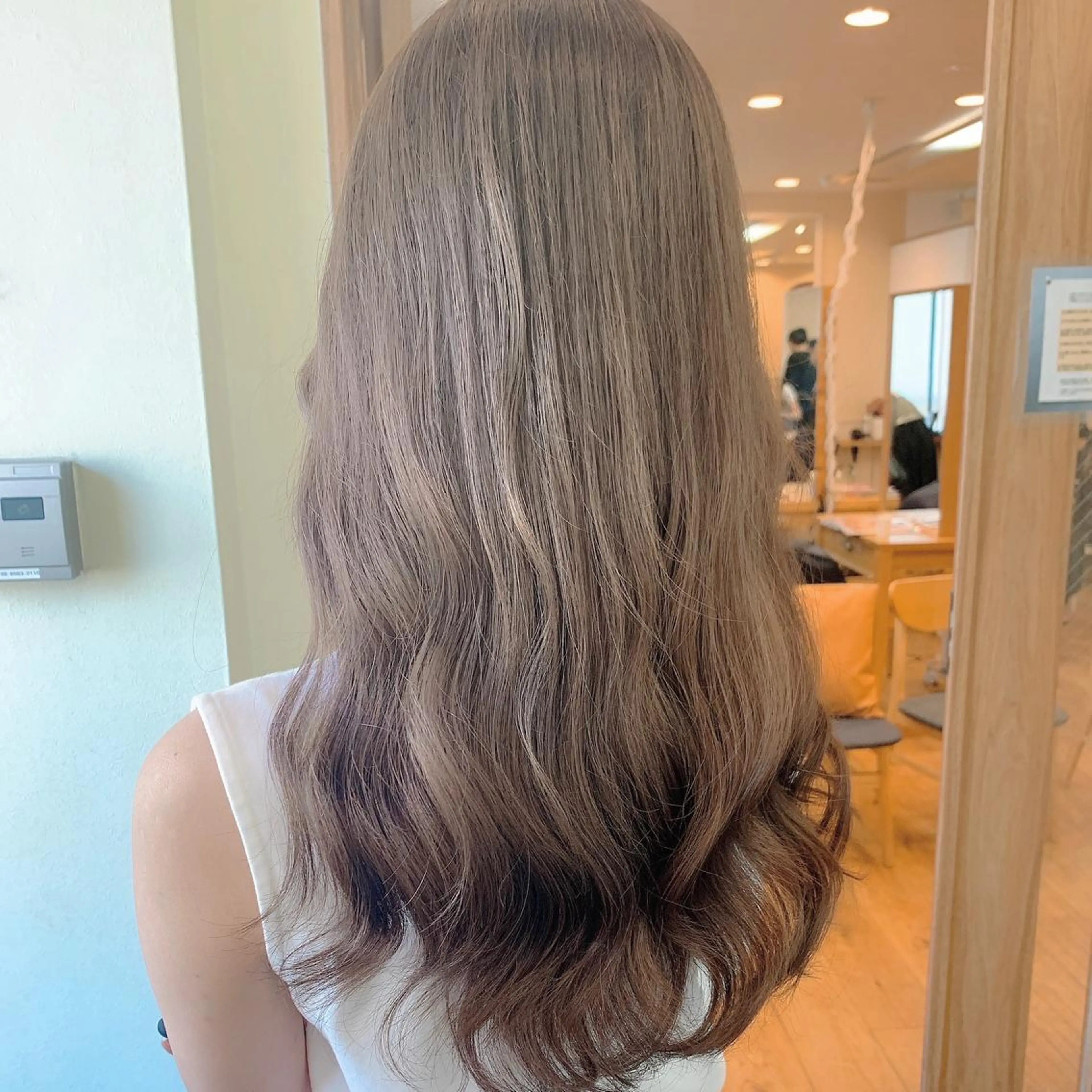 ロング カラー ブリーチ 透明感カラー グレージュ ブリーチなしカラー NUMBER_ ユイナのヘアスタイル