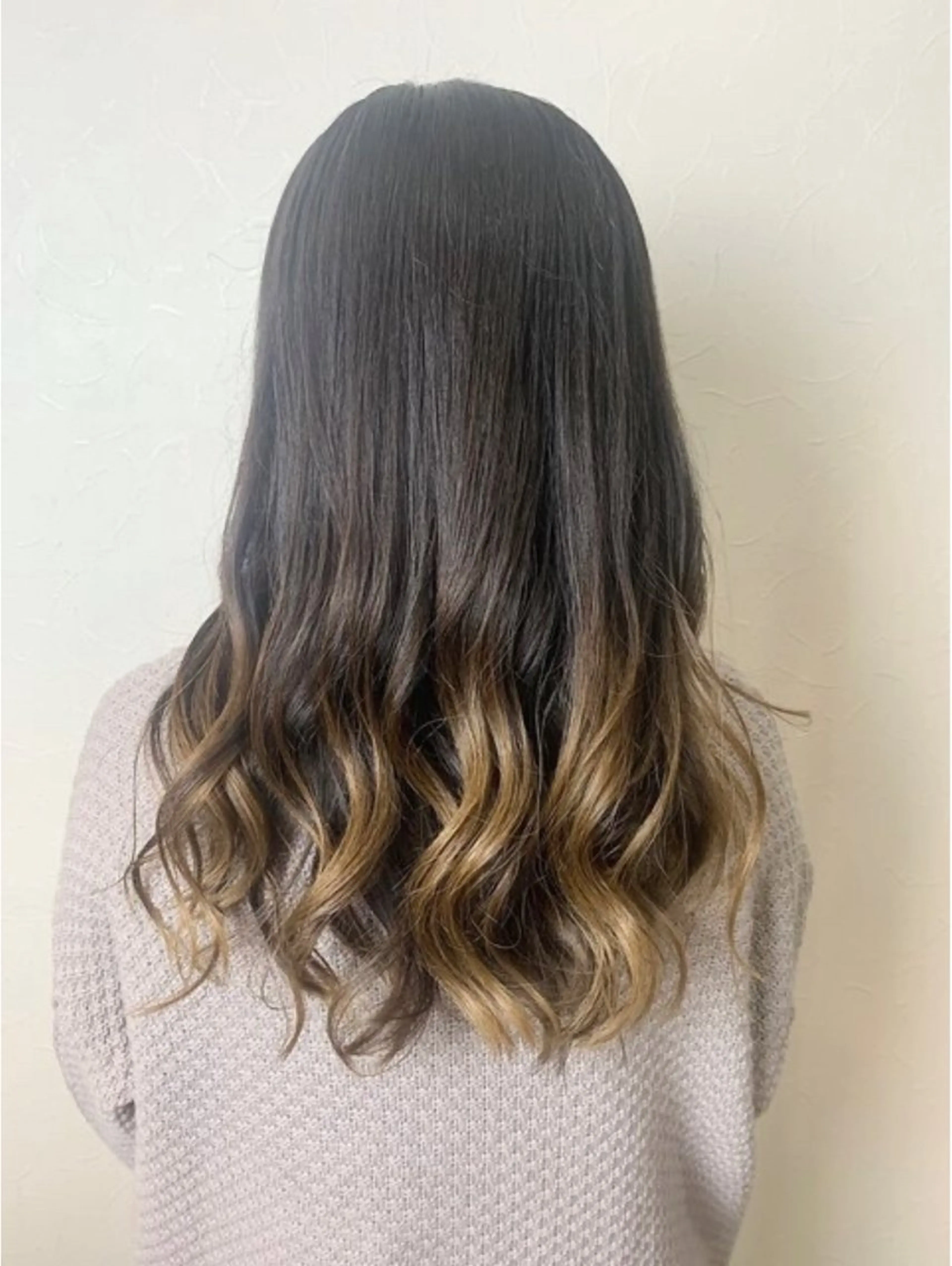 セミロング トモタニ ミオのヘアスタイル