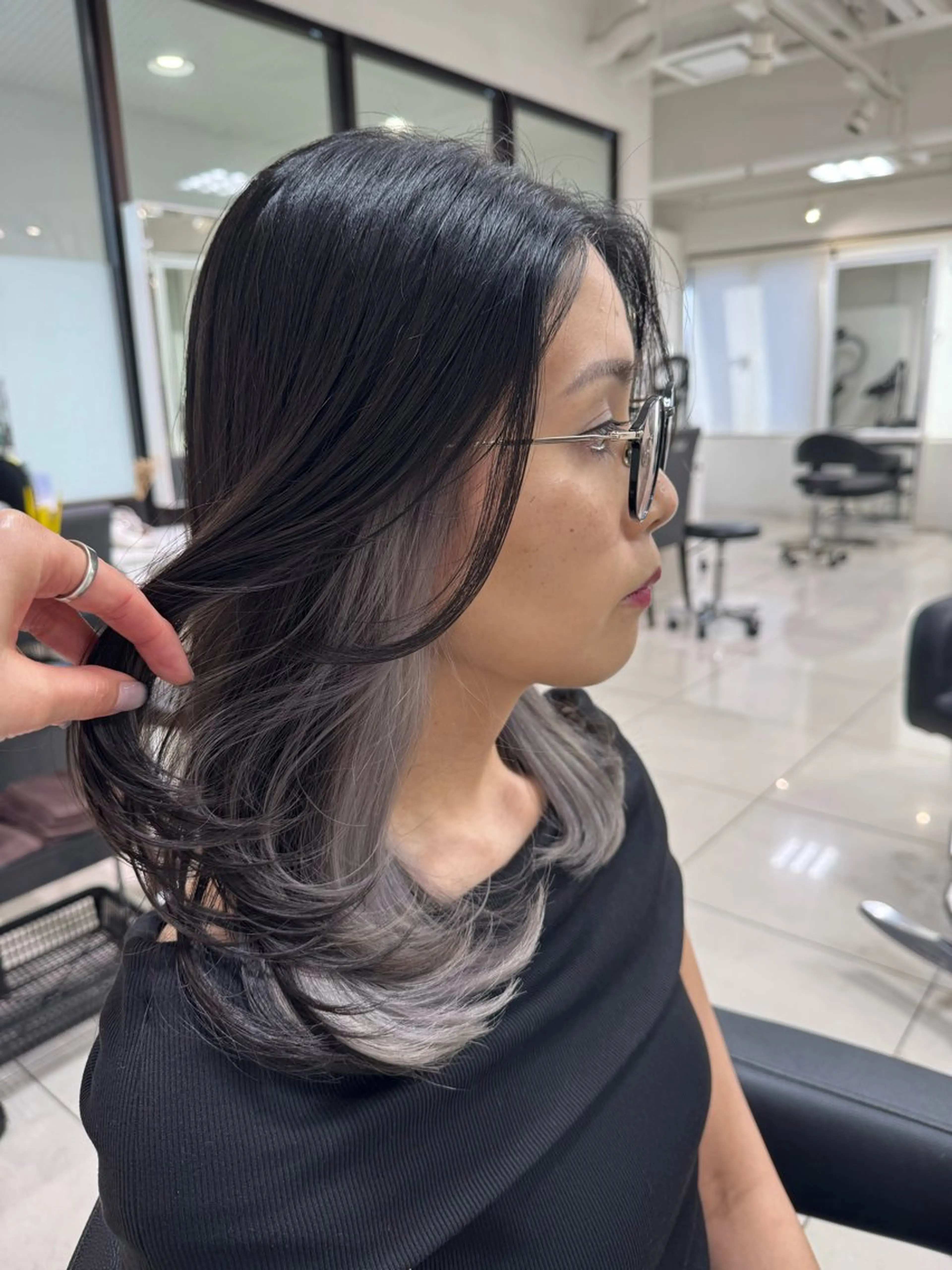 ミディアム カラー ブリーチ シルバー ホワイトシルバー カット ヘアカラー トリートメント K kasumiのヘアスタイル