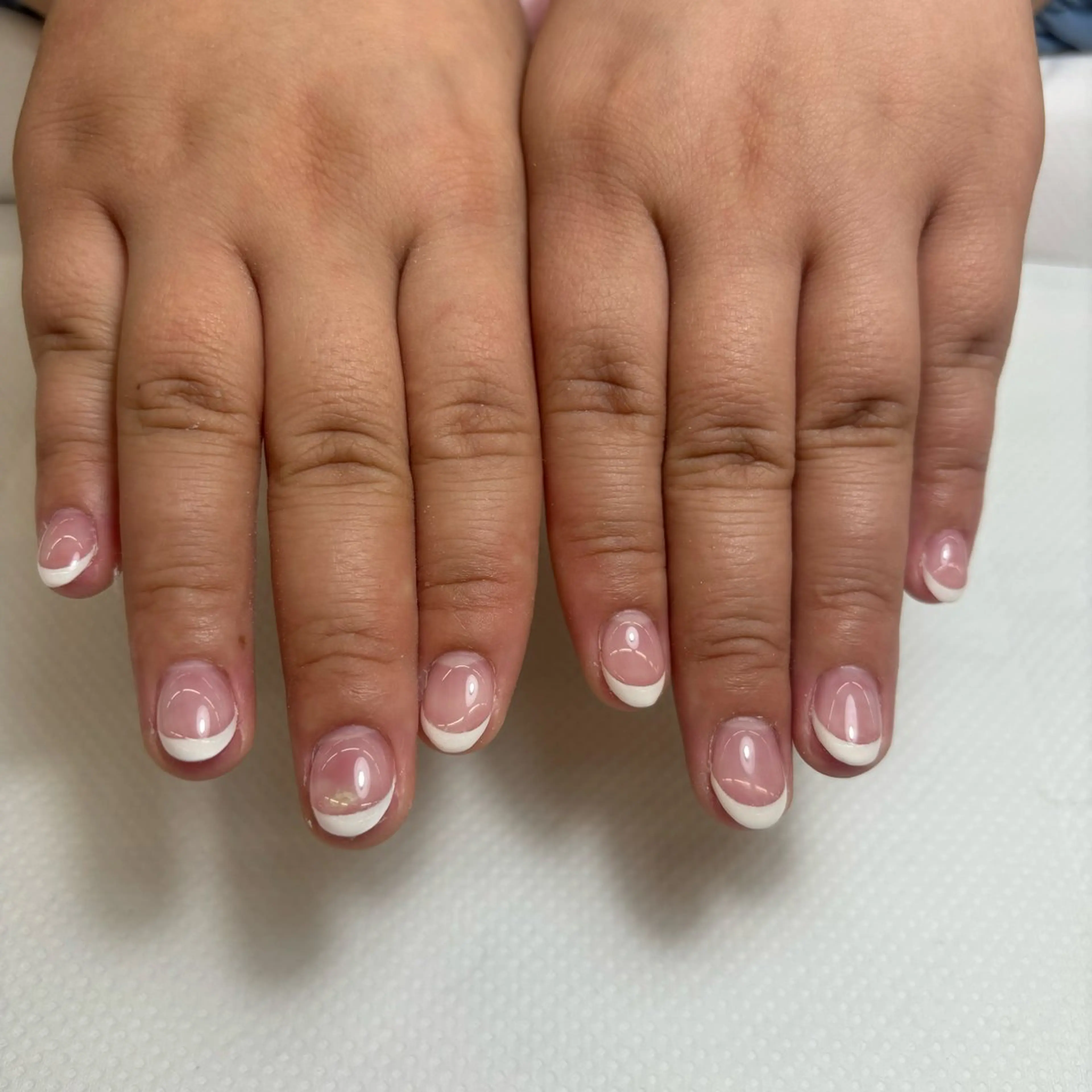 ネイル フレンチネイル ハンドネイル 【MAXKELLY】 KOBIKI🐾のネイルデザイン