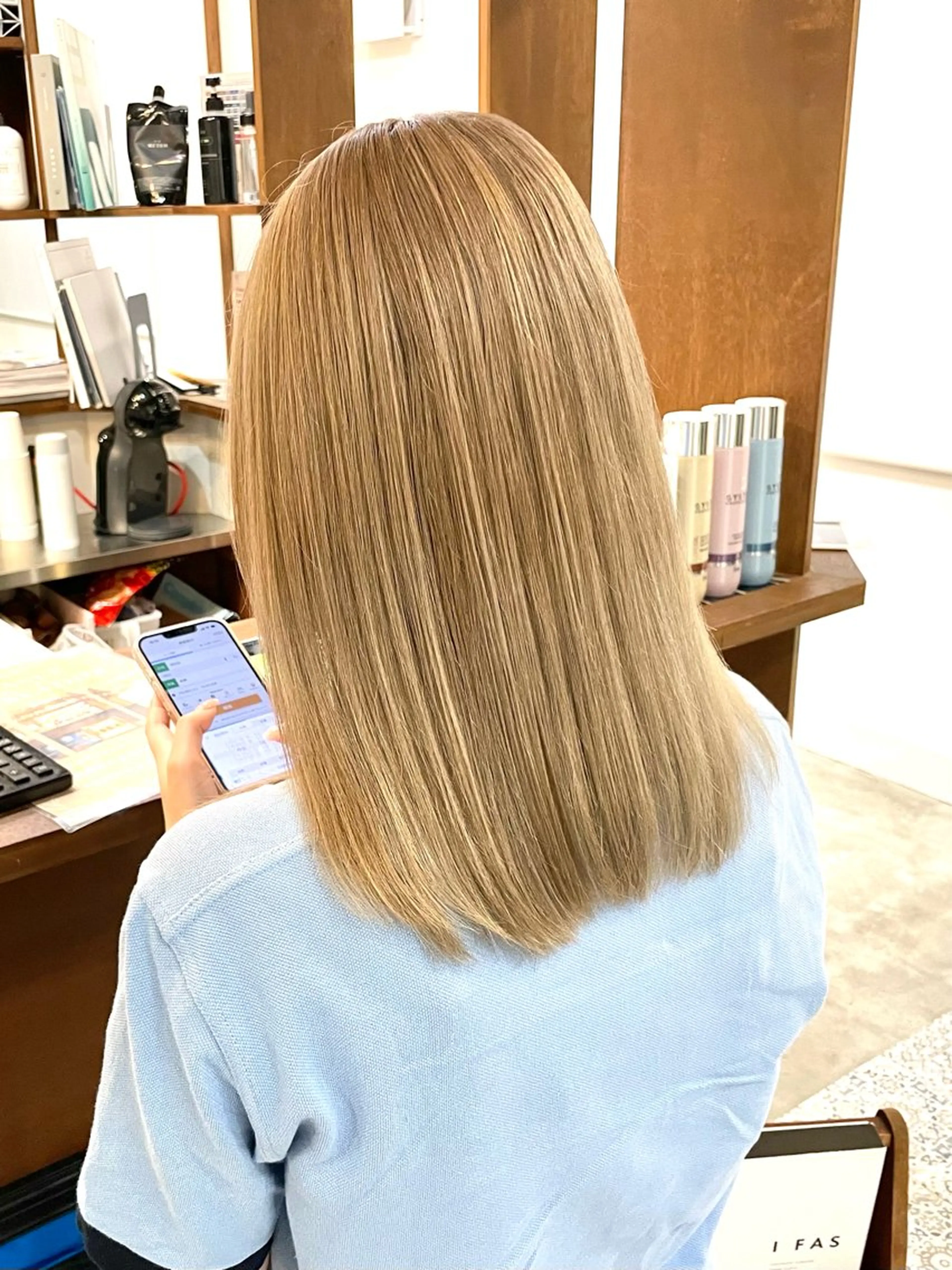 ミディアム カラー ブリーチ まろやかなベージュ 小池春樹のヘアスタイル