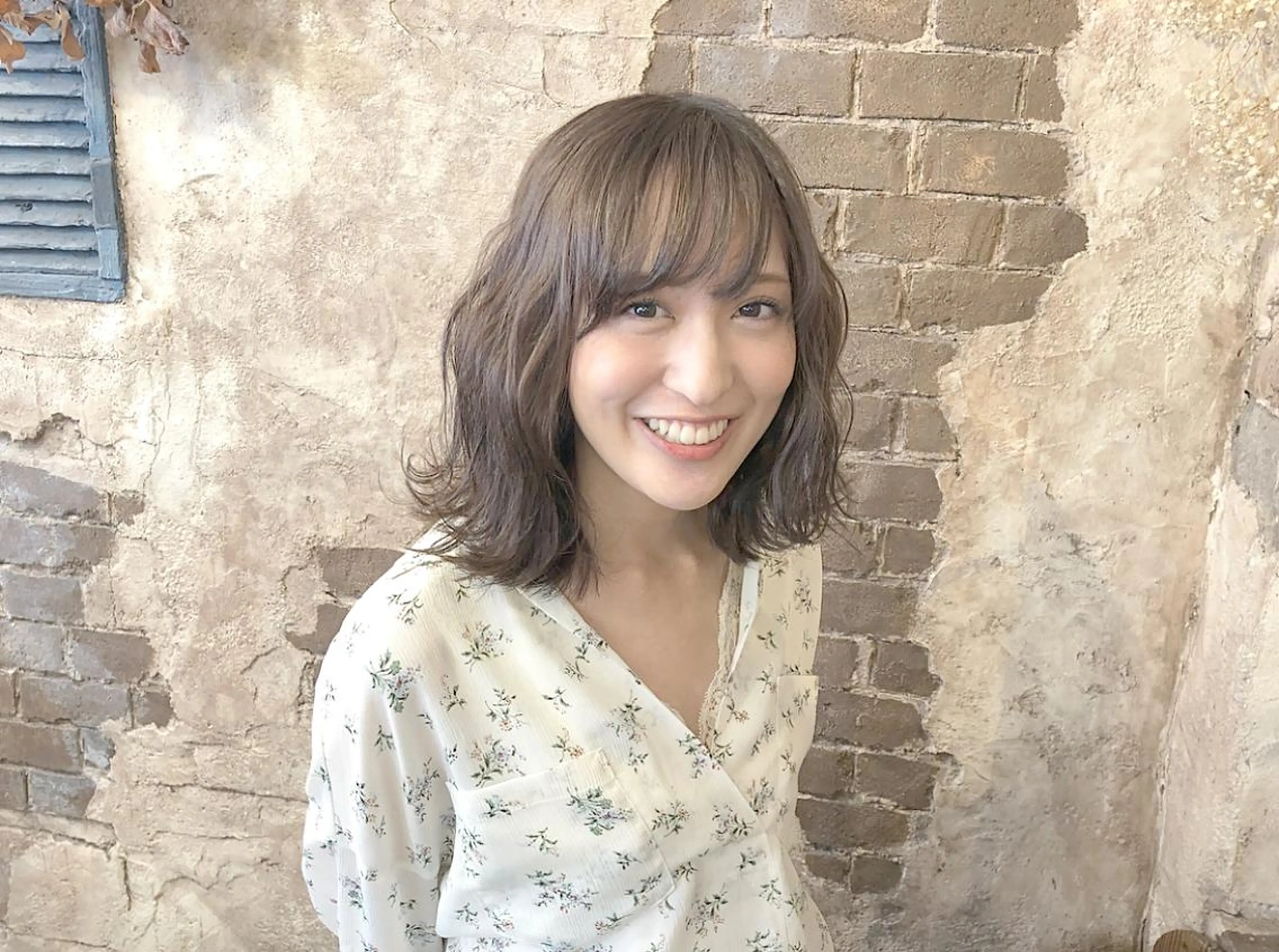 ミディアム カラー ブリーチ、パーマ 西部笑のヘアスタイル