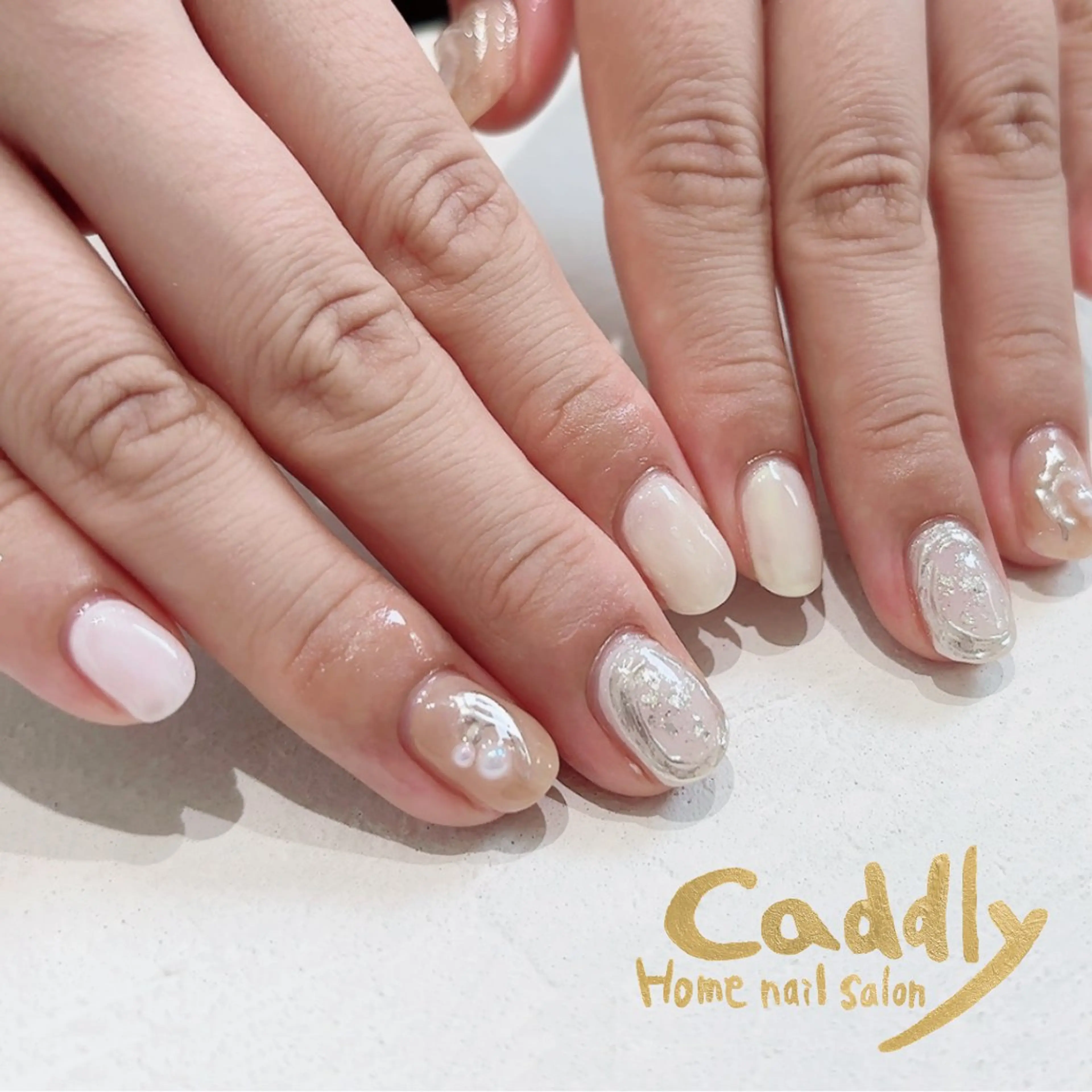 ネイル ニュアンスネイル シルバー 黄色 ハンドネイル caddly naoのネイルデザイン
