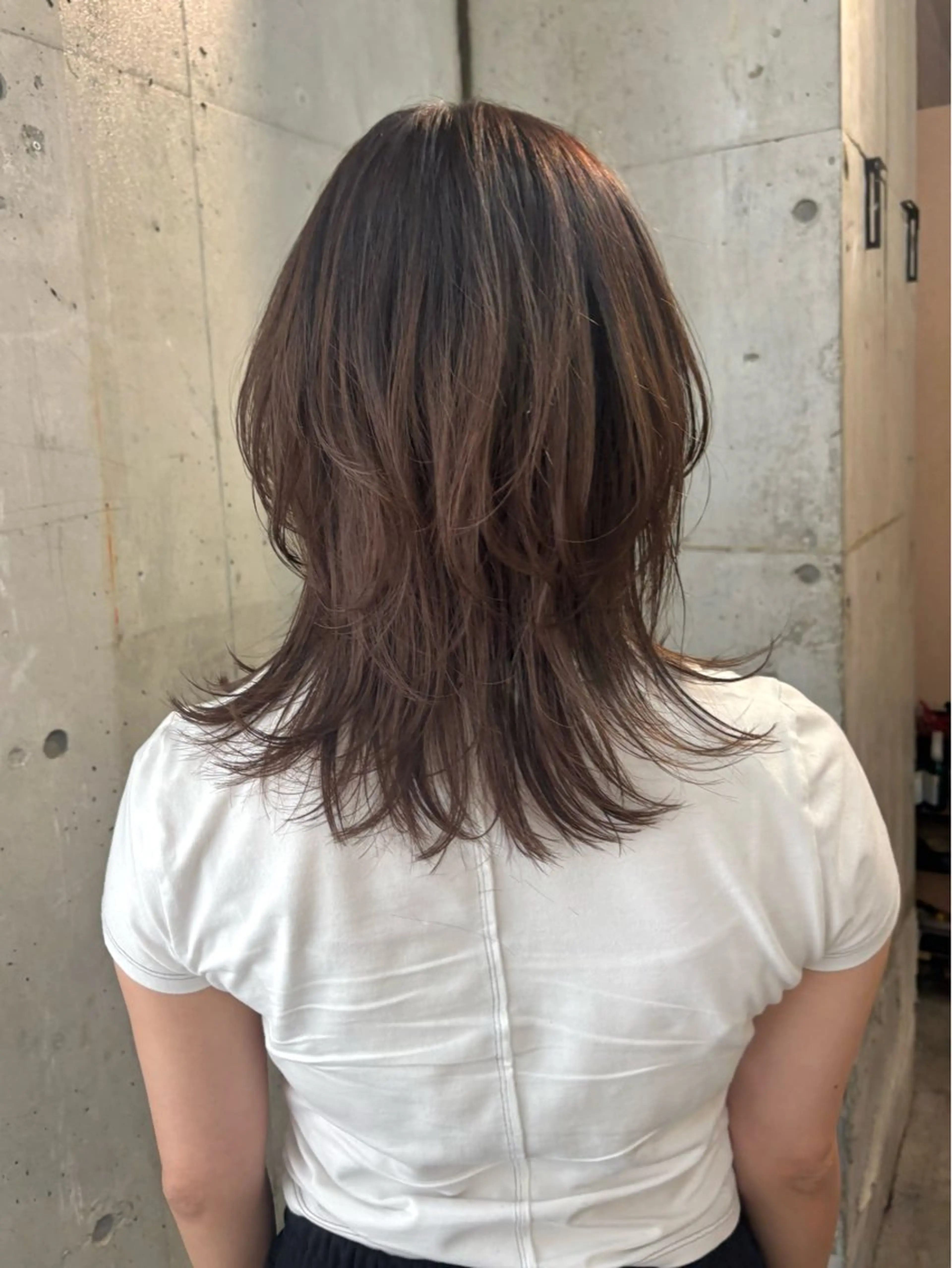 ミディアム くびれヘア ウルフカット カット lani hair salon所属・SHOTO ハイトー ン/デザインカラーのヘアスタイル
