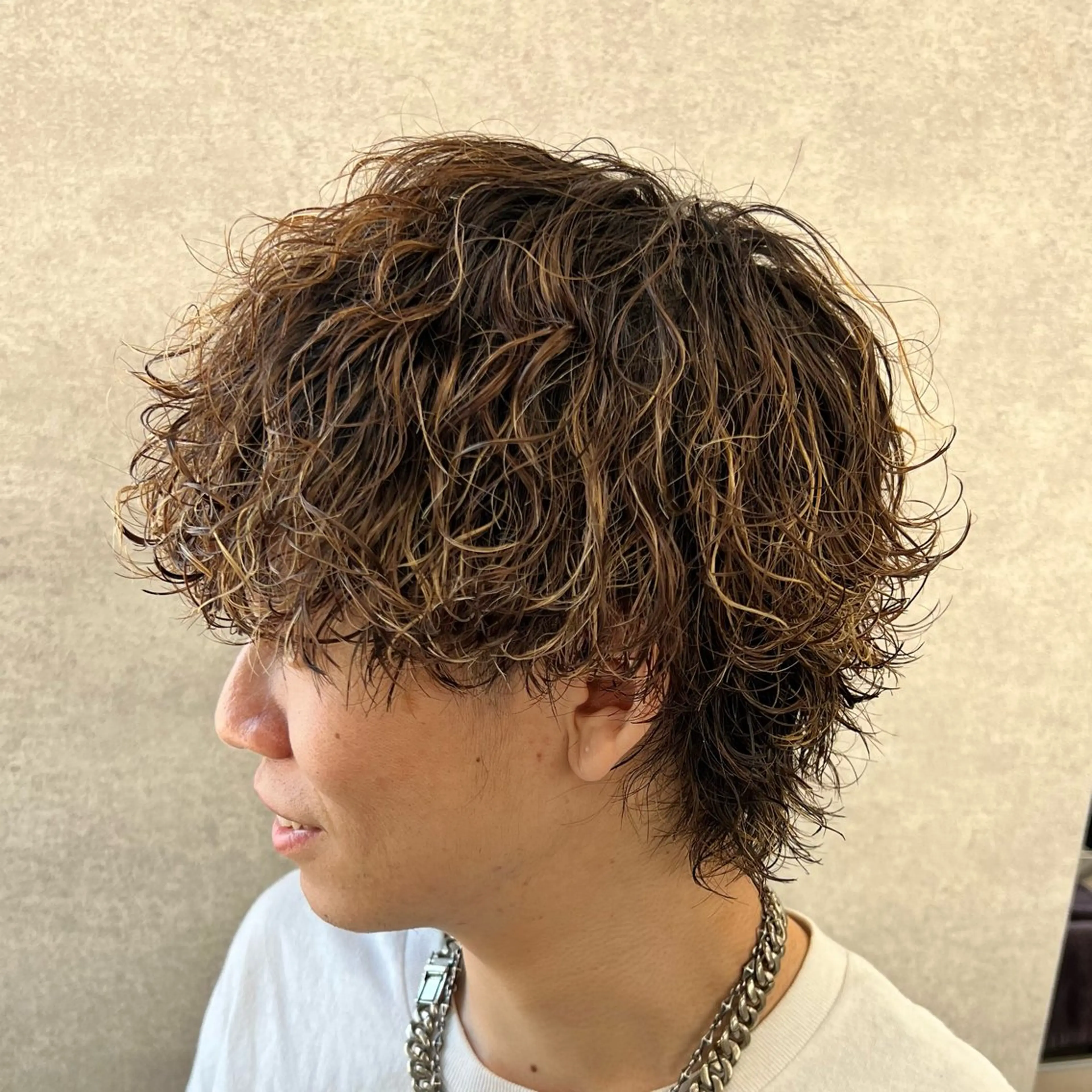 ショート カラー パーマ ヘアアレンジ メンズ メンズバレイヤージュ センターパート メンズハイライト メンズパーマ プードルパーマ 仕上がり満足度No. 1🔥BLUCK🔥のヘアスタイル