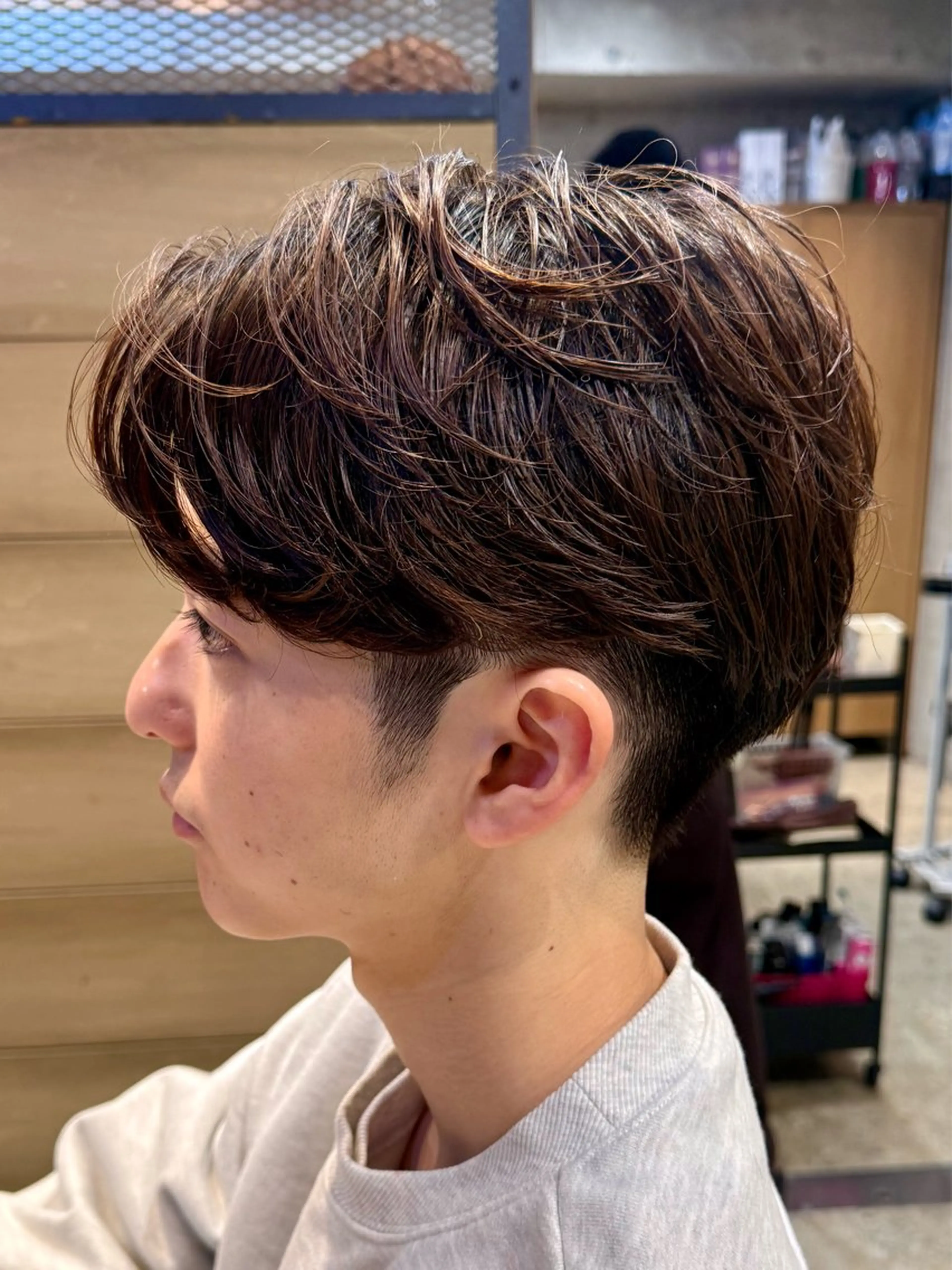 ショート パーマ メンズ ビジネス センターパート フェードカット フェザーパーマ メンズ韓国風 カット パーマ トリートメント ヘアセット amie高崎所属・高崎メンズパーマ 髪質改善TAKEのヘアスタイル