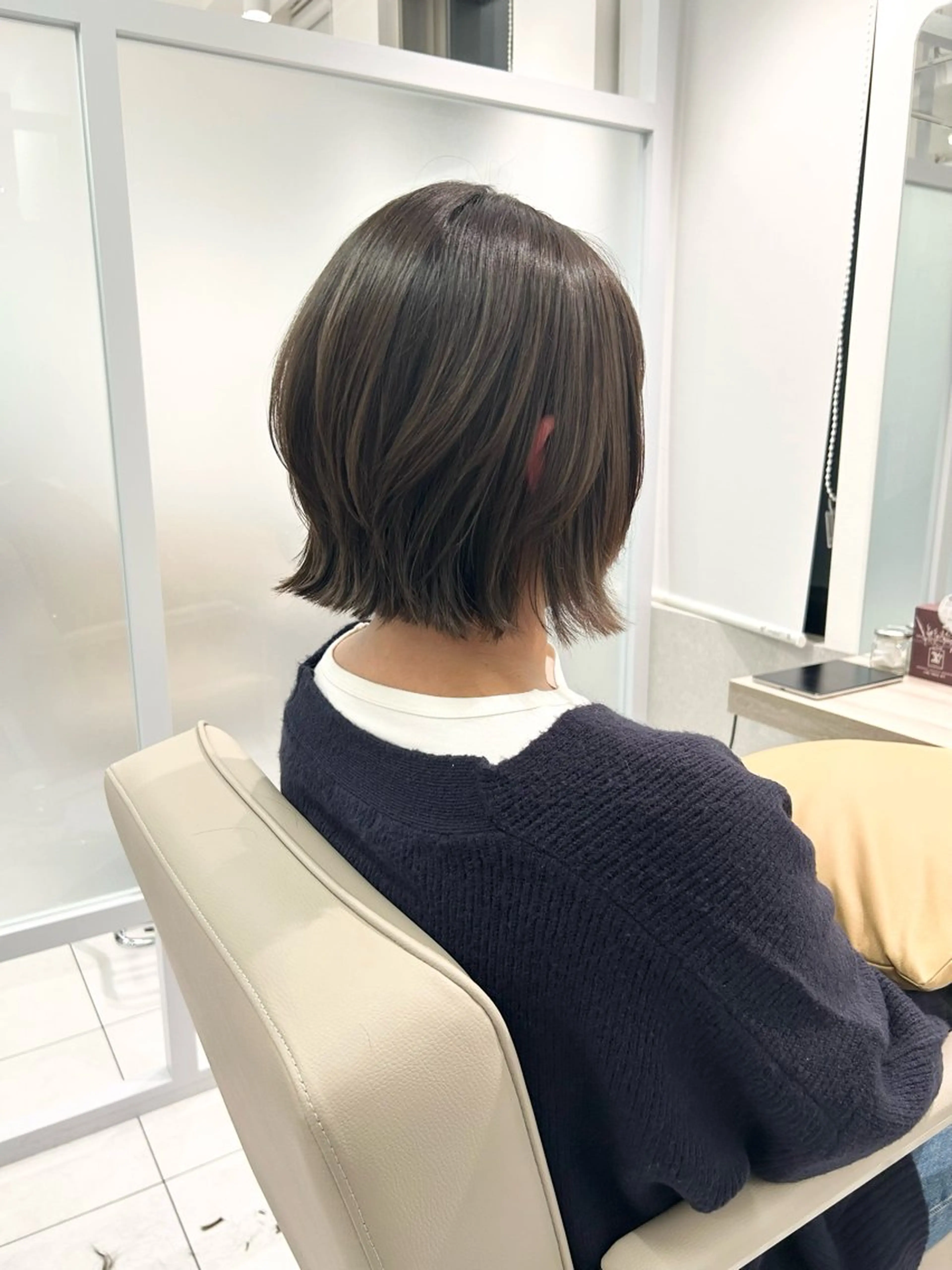 ショート ボブ レイヤーカット オリーブ/アッシュ やわらか透明感カラーのヘアスタイル