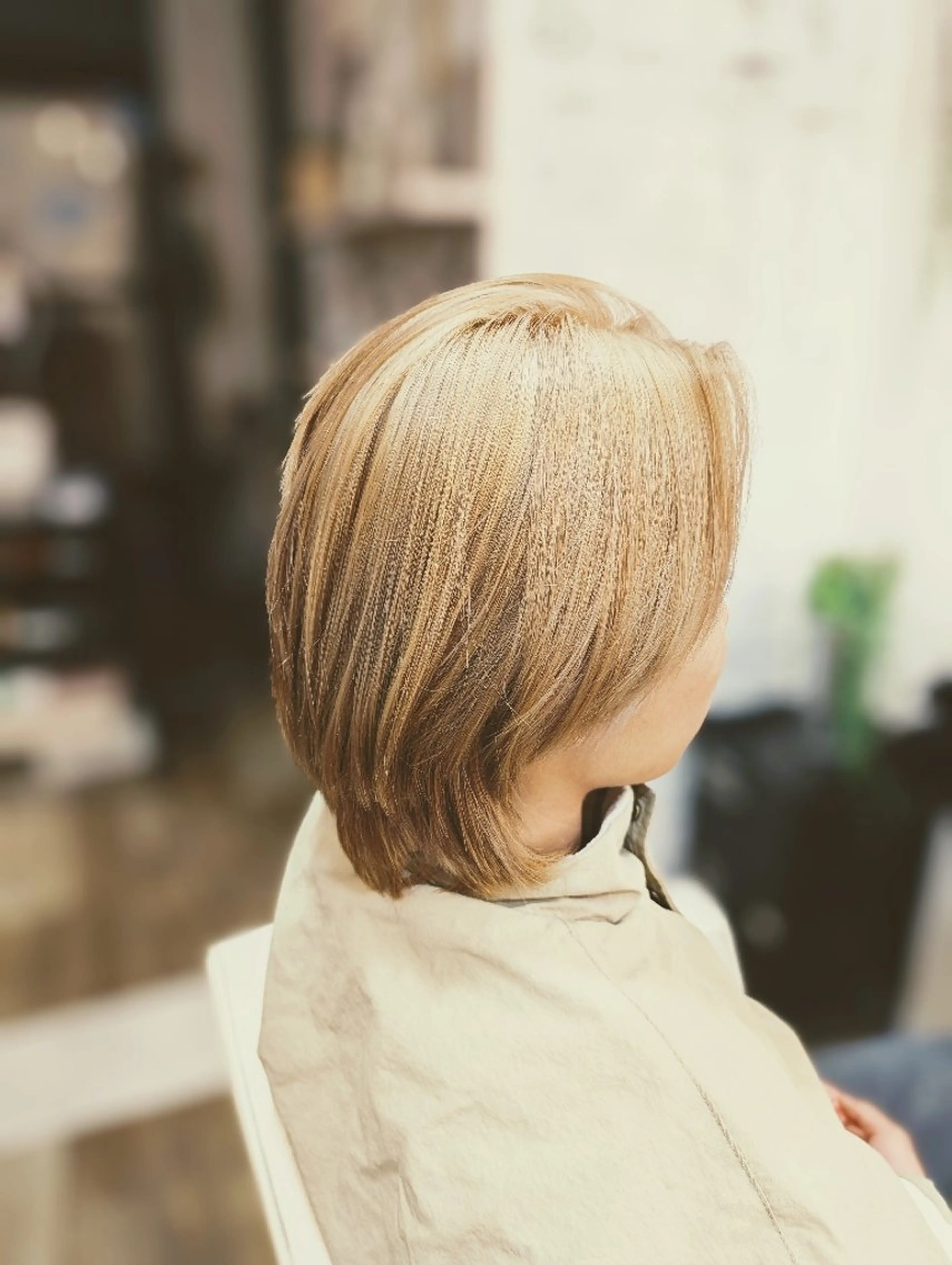 カラー ベージュカラー ブリーチ シルバー ヘアメイクアンジュ所属・伊藤 真弓のヘアスタイル