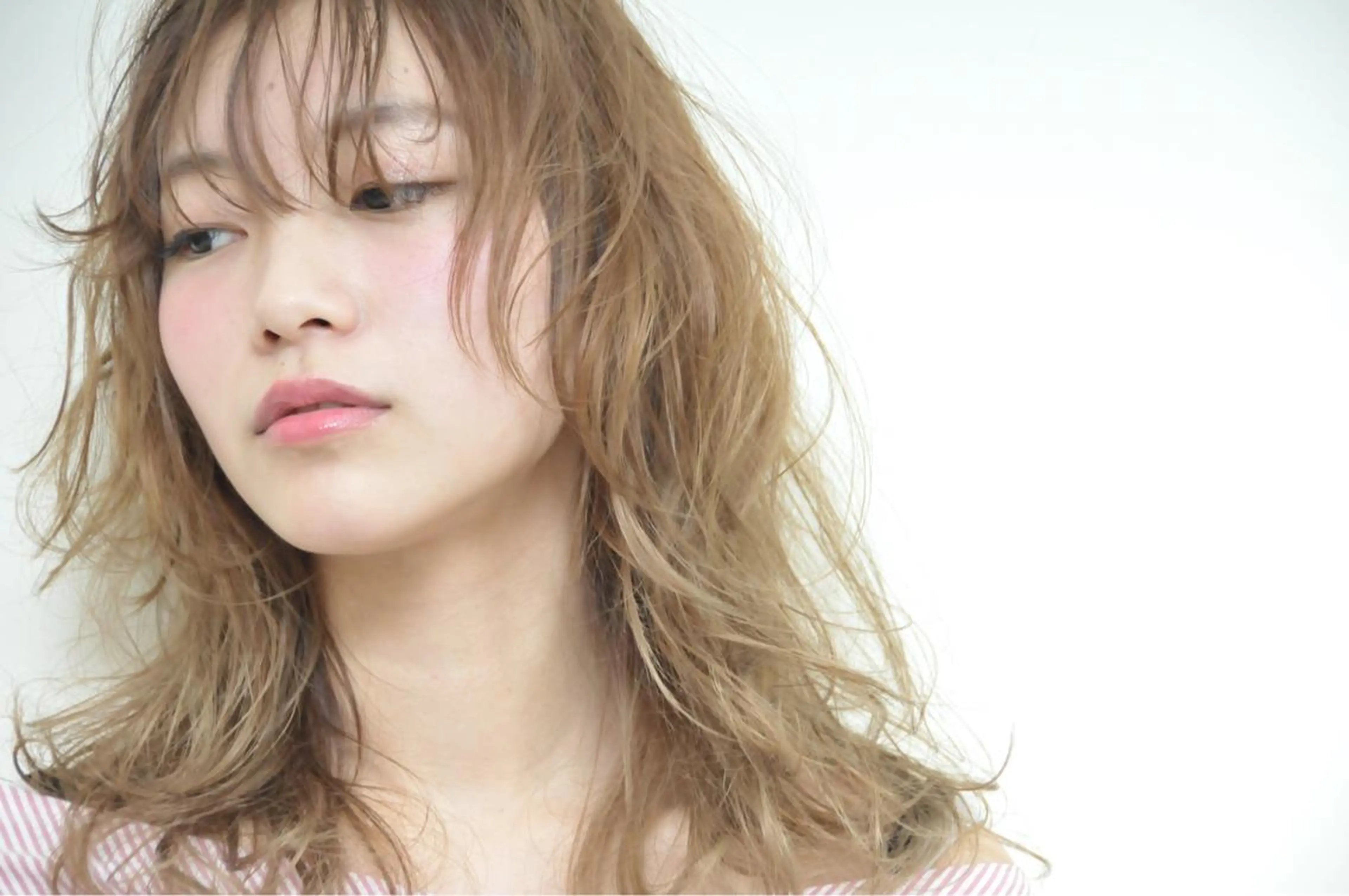 ミディアム パーマ 似合わせカット カット ヘアカラー トリートメント Neolive caffのヘアスタイル