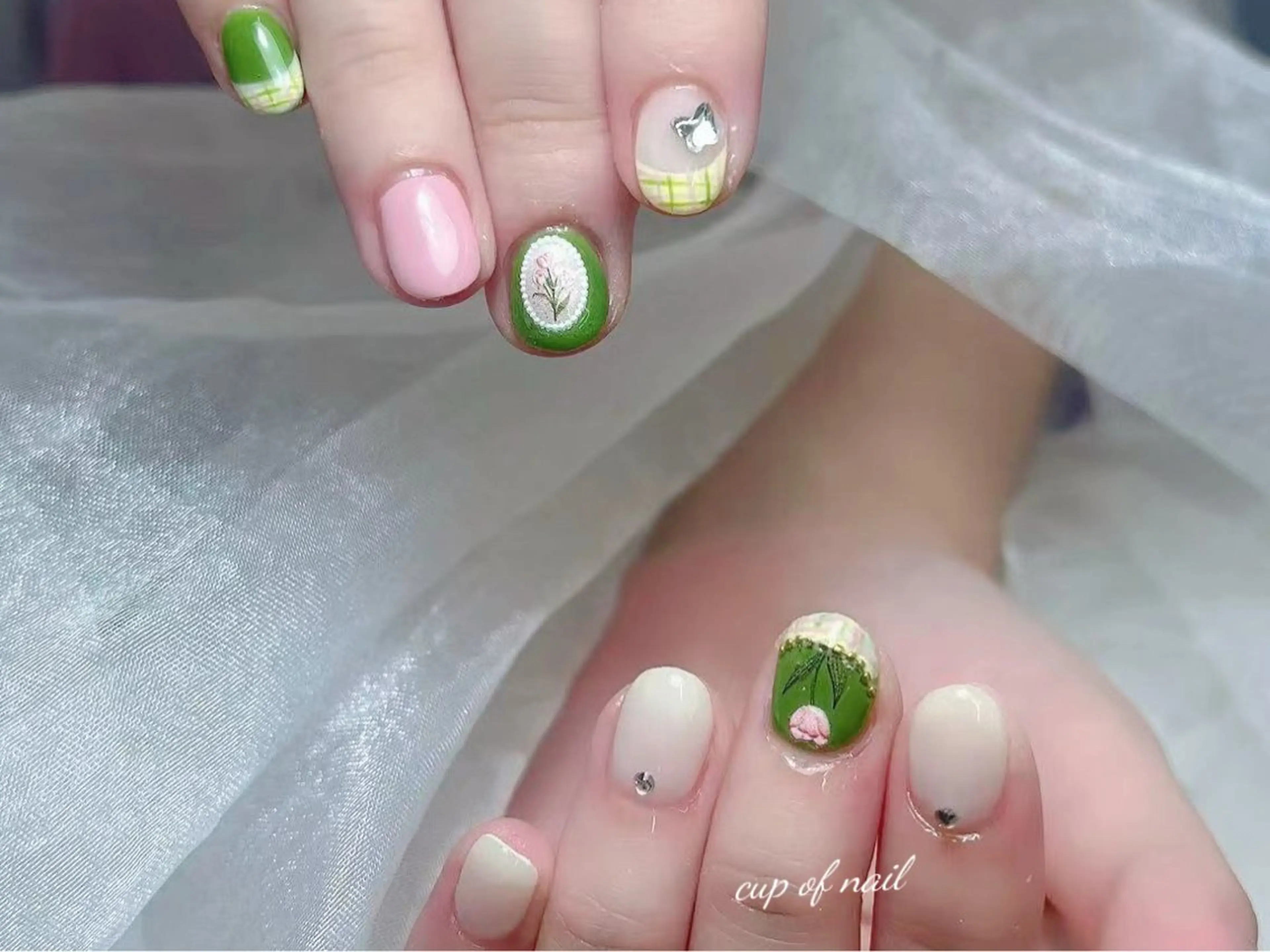 ネイル オーロラネイル フレンチネイル グラデーション 韓国ネイル マグネットネイル ハンドネイル NOA NAILのネイルデザイン