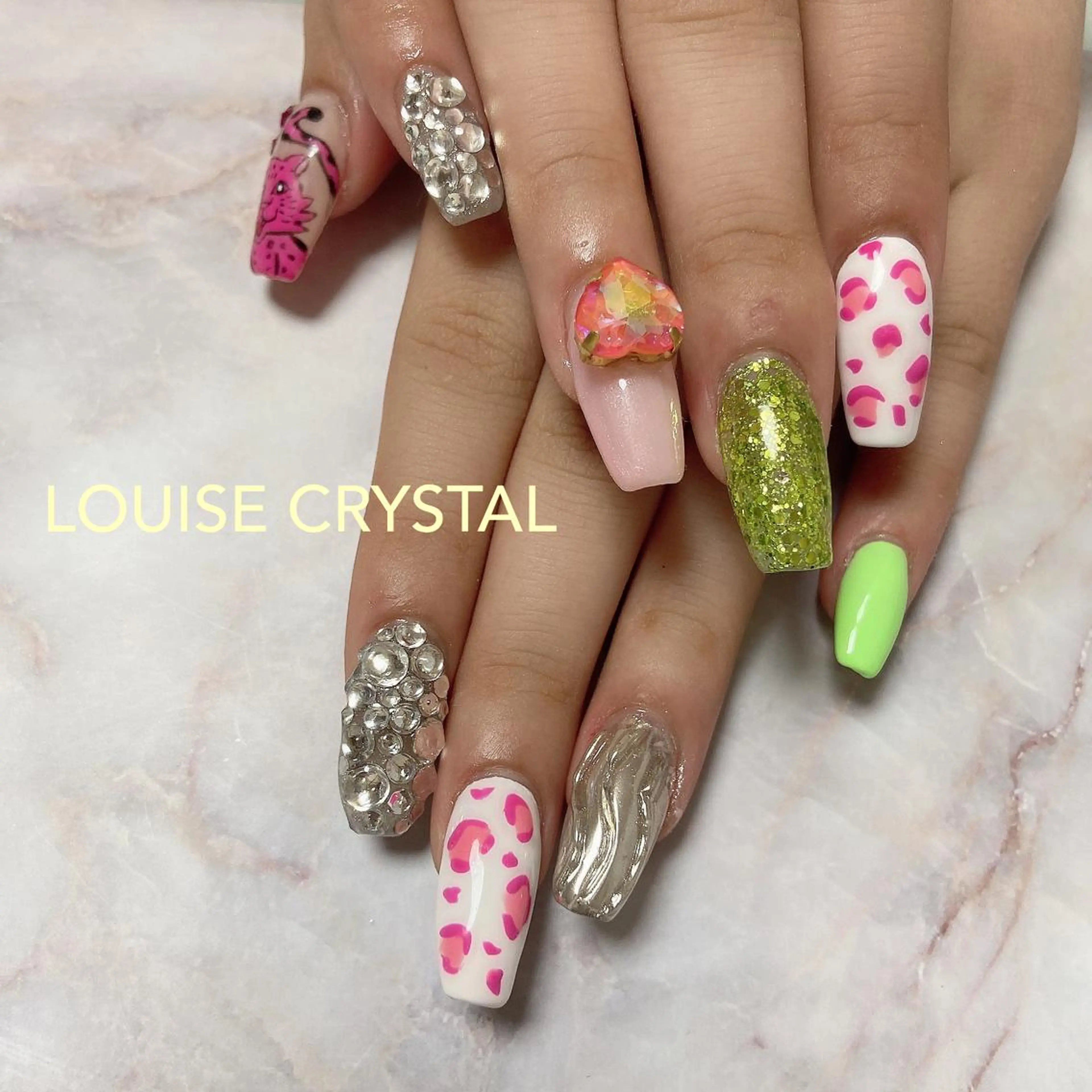 ネイル ハート ハンドネイル LOUISE CRYSTALのネイルデザイン