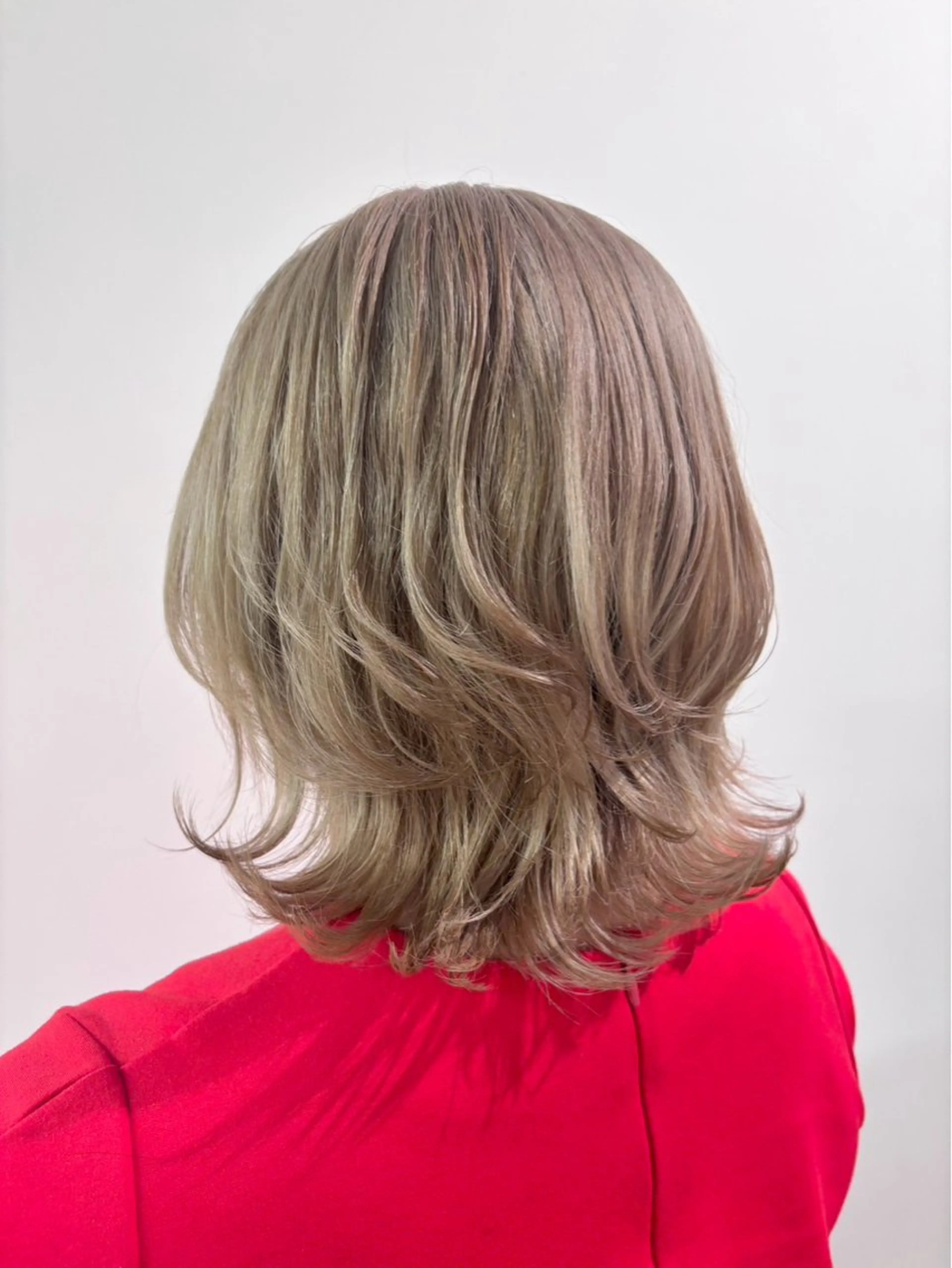 ミディアム カラー 古川 琴美のヘアスタイル