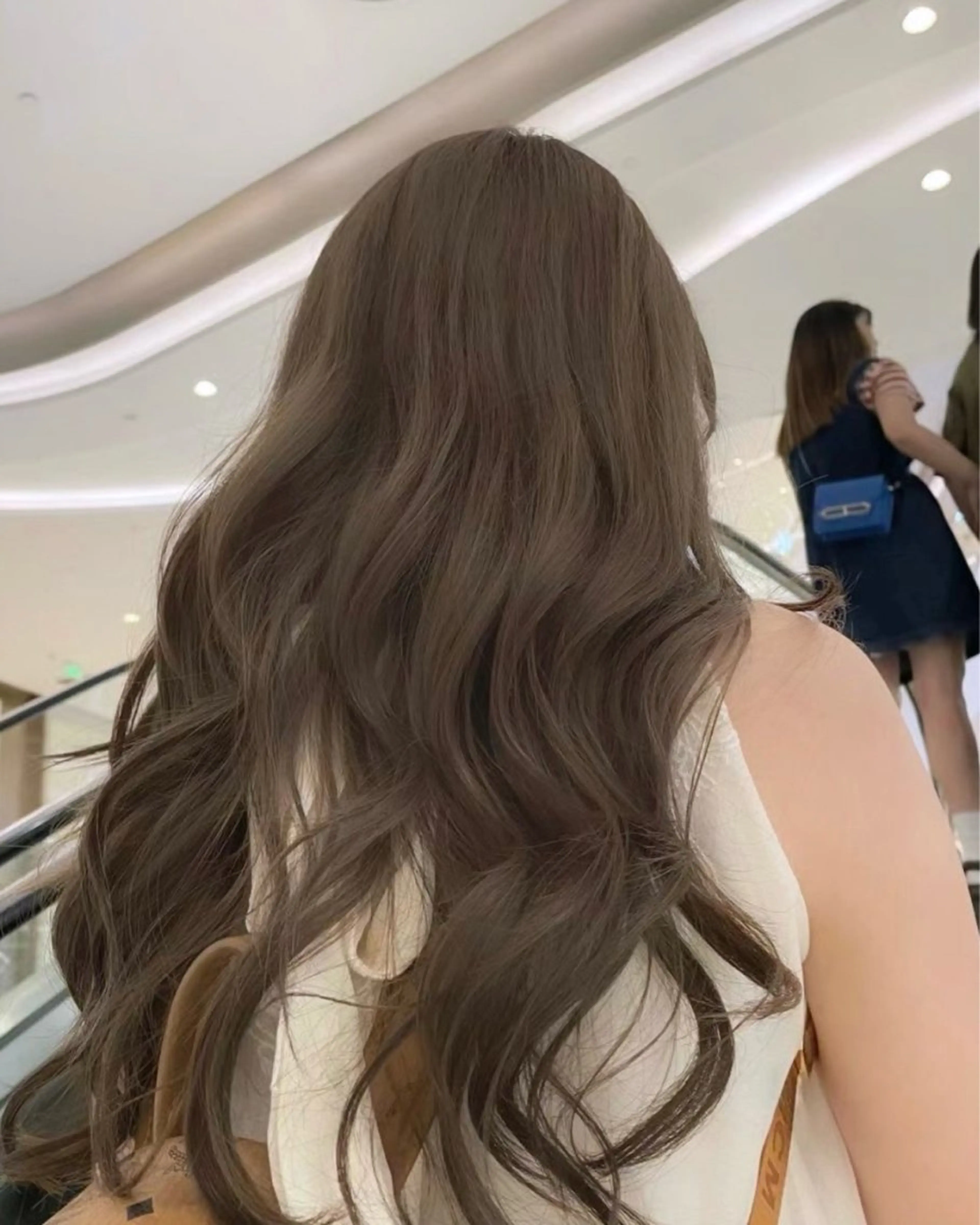 ロング カラー ブリーチ ブリーチなしカラー ヘアカラー トリートメント ヘアセット 透け感ベージュ🤍 ハイトーンカラーのヘアスタイル