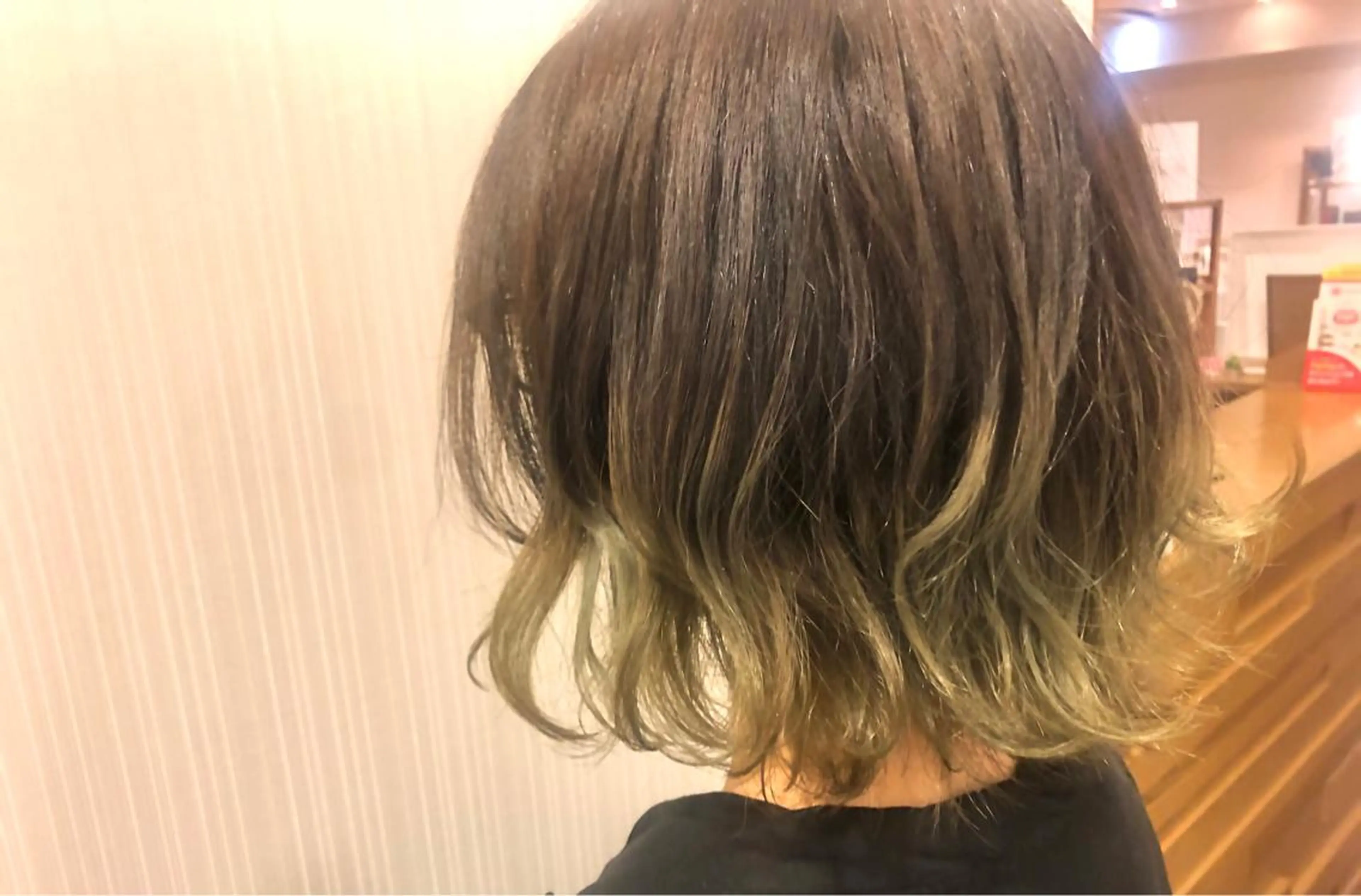 ショート カラー ベージュカラー オリーブベージュ 新井 友菜のヘアスタイル