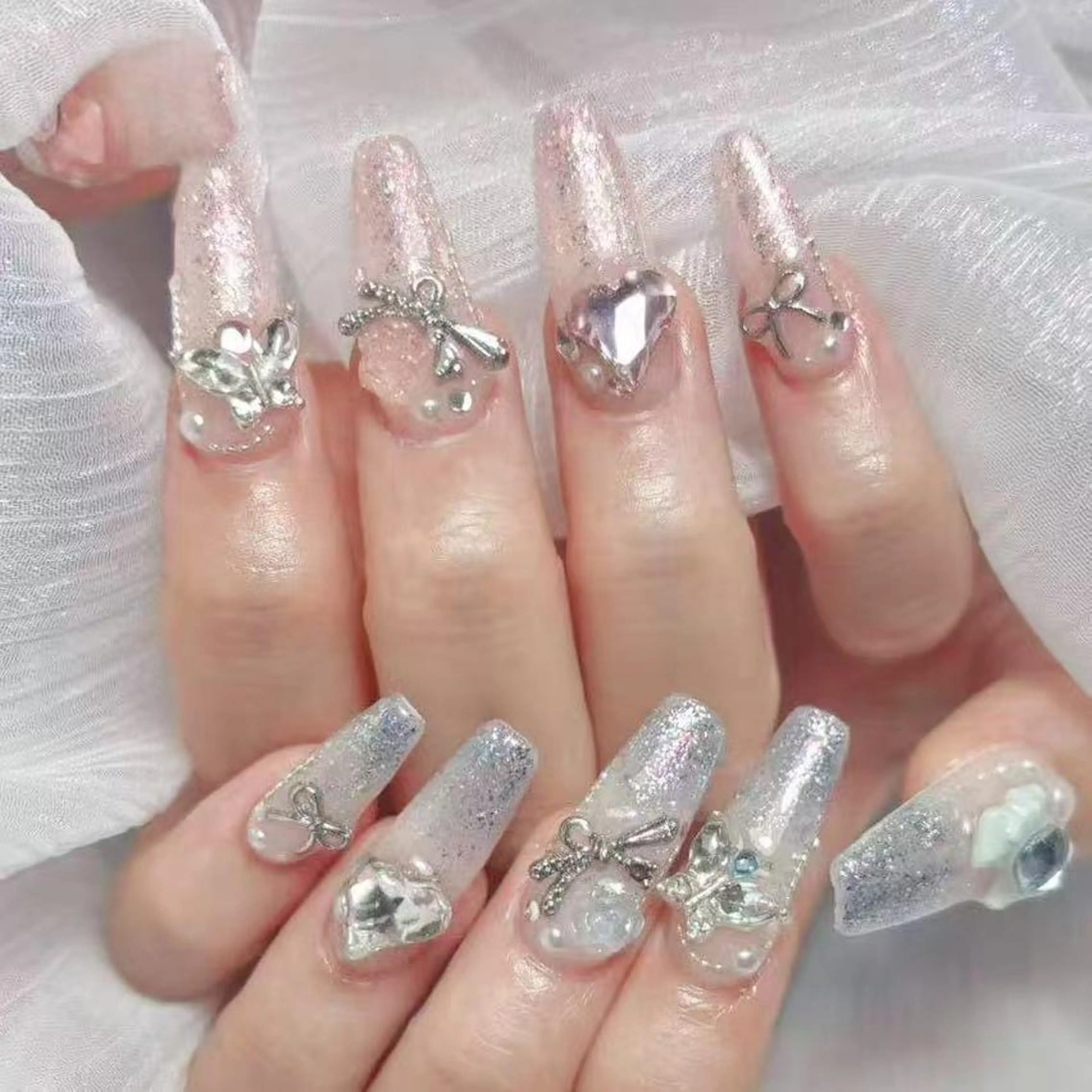 ネイル アートネイル オーロラネイル ガーリー キラキラネイル マグネットネイル ハンドネイル YOYO 💅のネイルデザイン