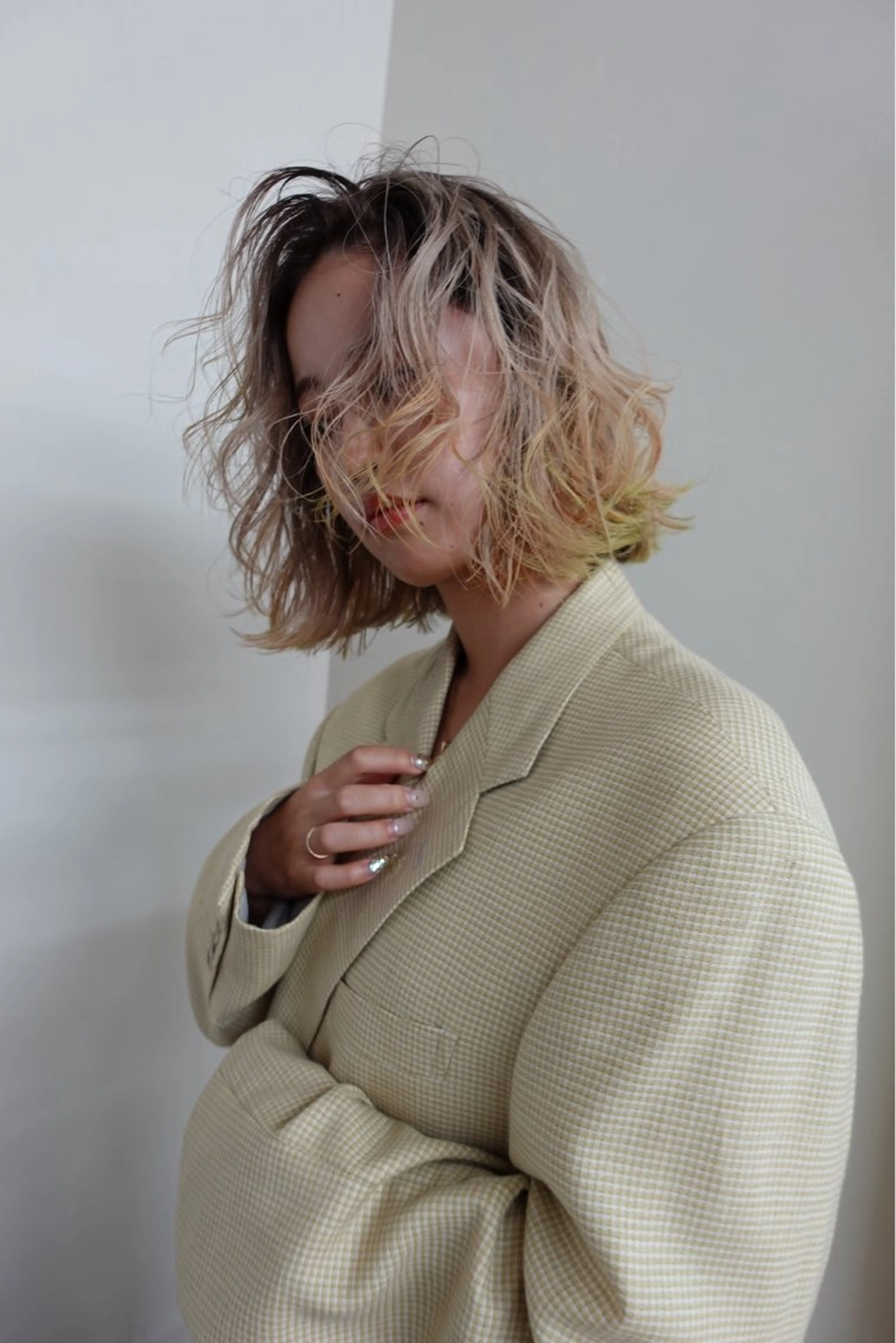 ミディアム カラー ブリーチ ブロンド ケアブリーチ 透明感カラー ダブルカラー ヘアカラー トリートメント ヘアセット ニュアンスレイヤー ハイトーンカラーのヘアスタイル