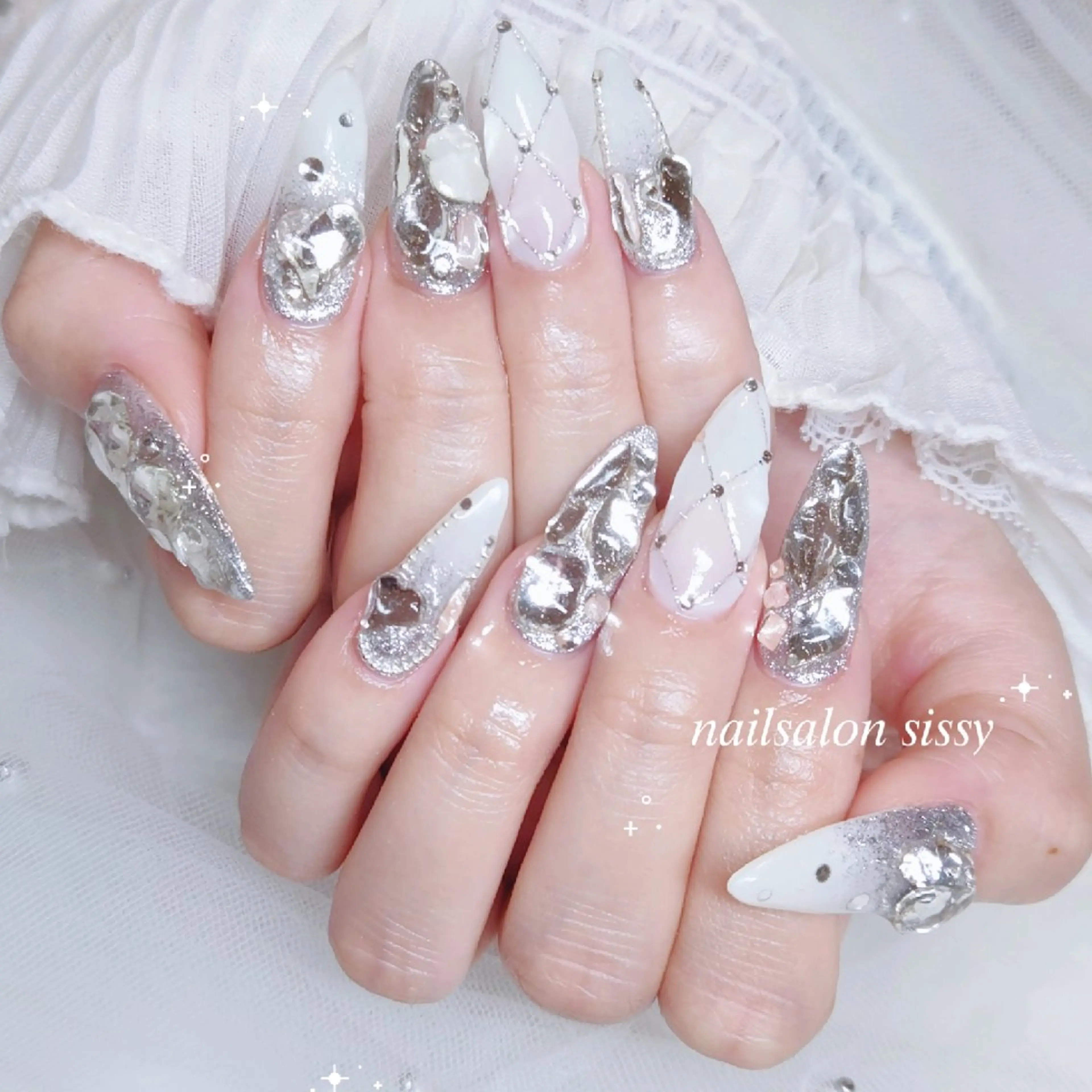 ネイル キラキラネイル 冬ネイル クリスマス ハンドネイル nailsalon sissy所属・sissy hatsuneのネイルデザイン