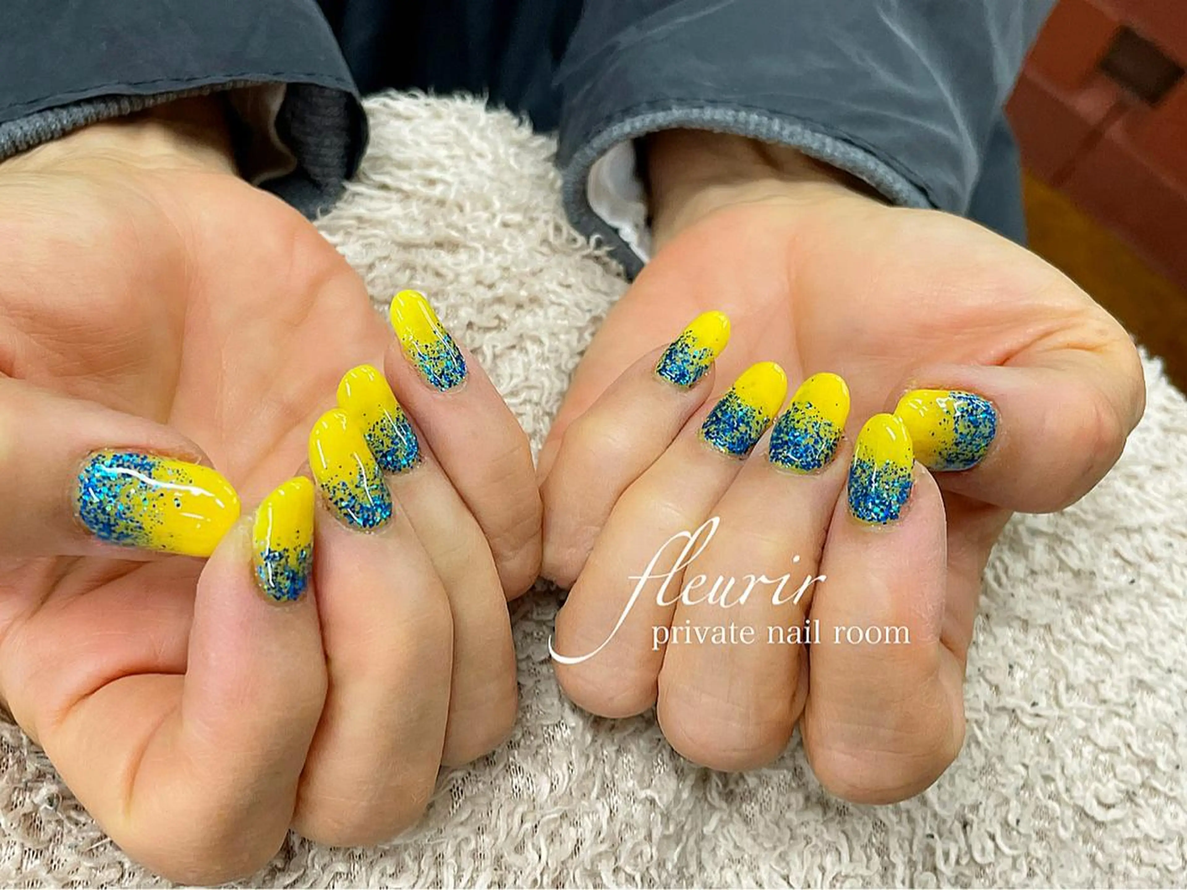 ネイル ブルー ラメ(グリッター) 水色 シルバー 黄色 フルリール 【プライベートサロンのネイルデザイン