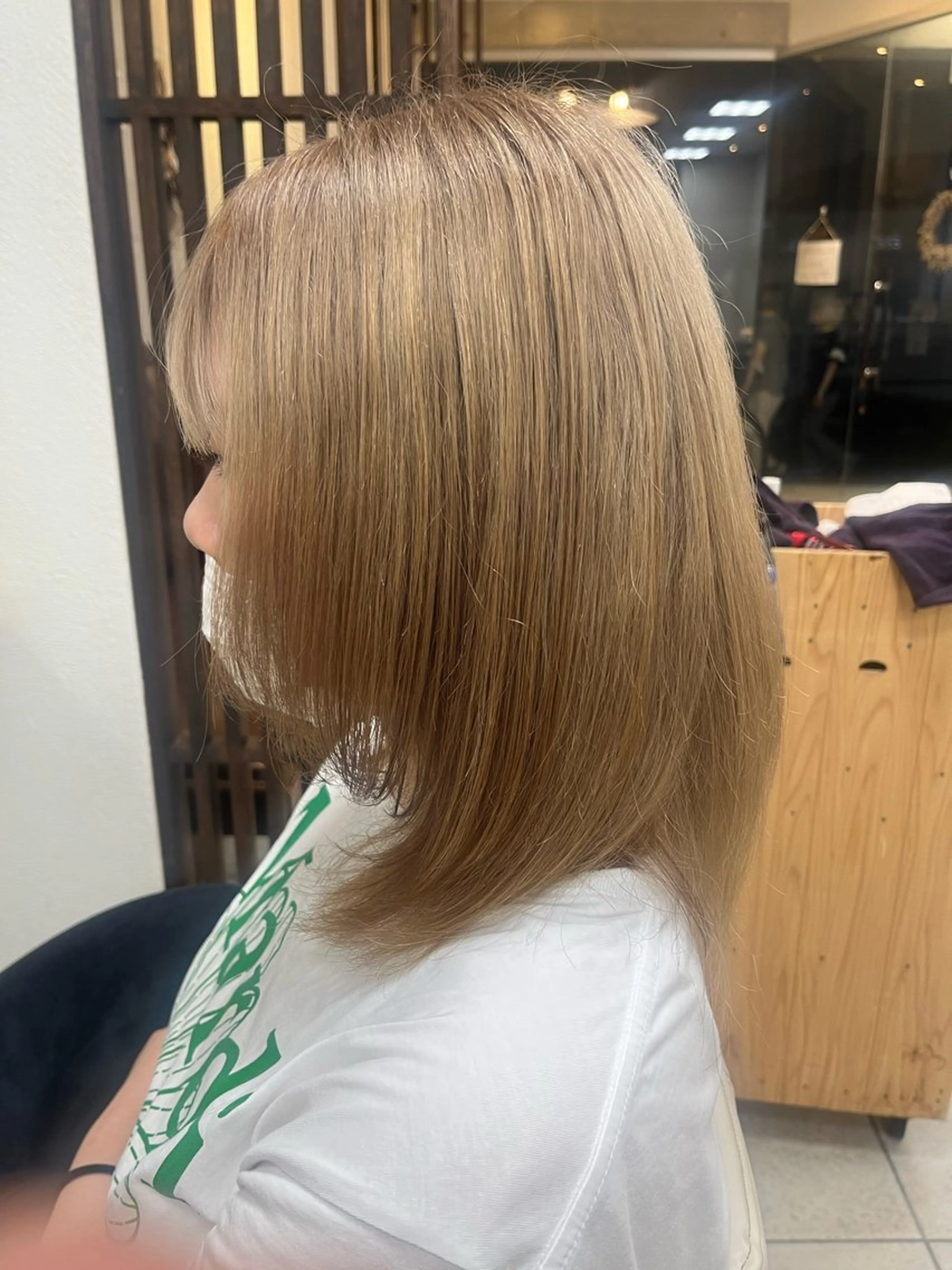 カラー ベージュカラー ブリーチ エドルカラー ハイトーンカラー ミルクティーベージュ ヘアカラー vis-a-vis　板橋店所属・たなか なおのヘアスタイル