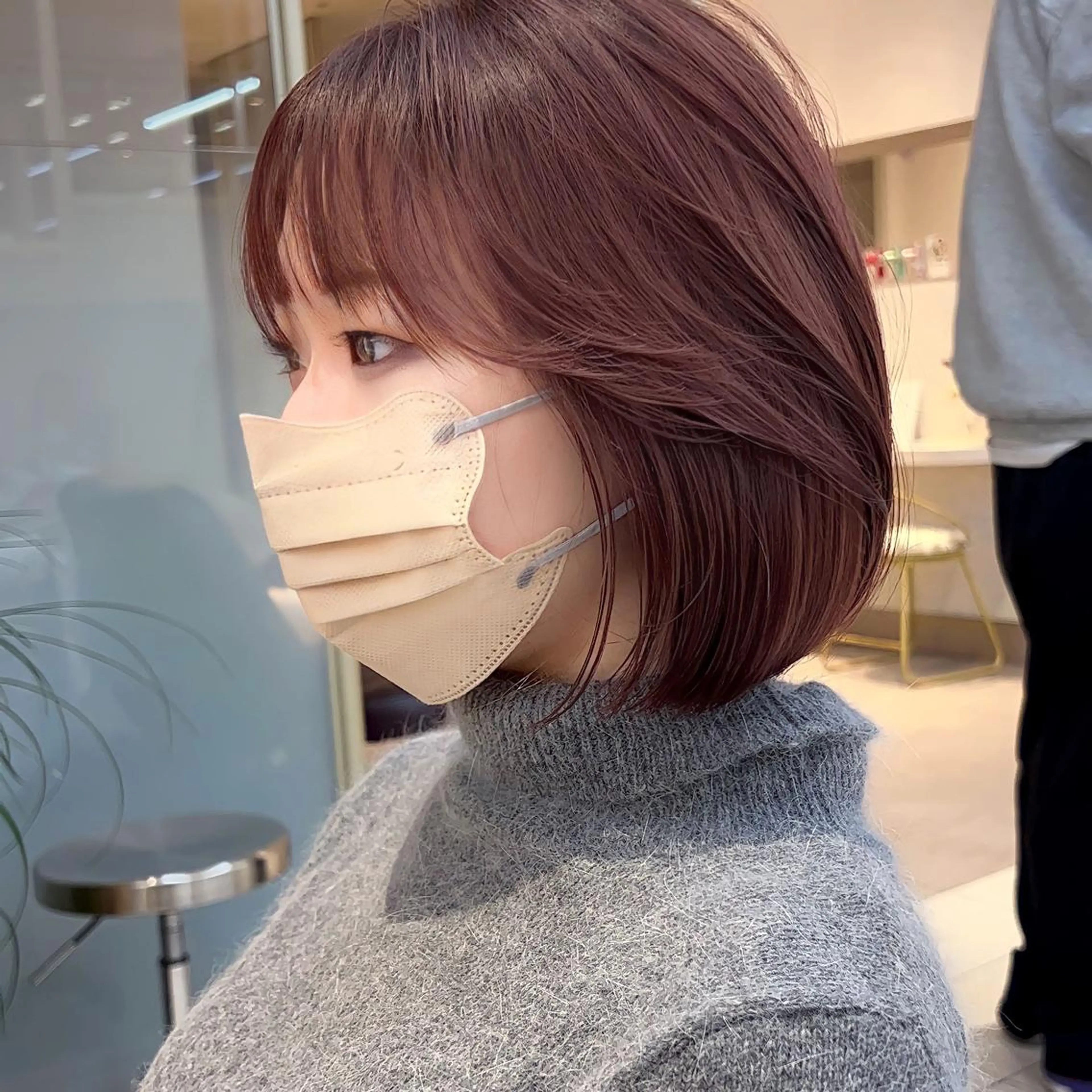 ショート カラー ミストバング グレージュ ボブ くびれヘア 斜めバング カット ヘアカラー トリートメント ニュアンスレイヤー ハイトーンカラーのヘアスタイル
