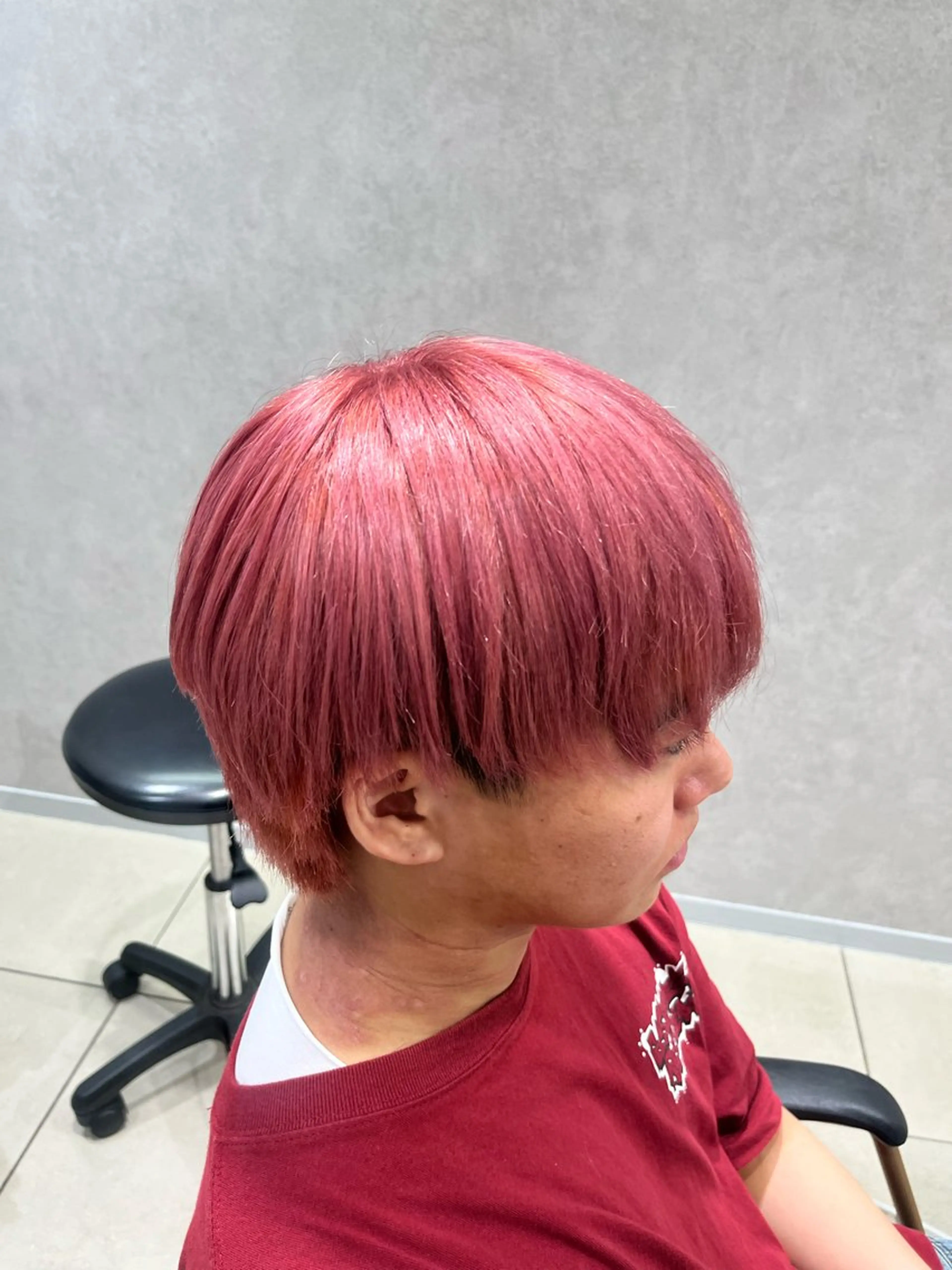 カラー メンズ メンズブリーチ センターパート 学生（メンズ向け） メンズウルフカット ブリーチ カット ヘアカラー 巖本 真希のヘアスタイル