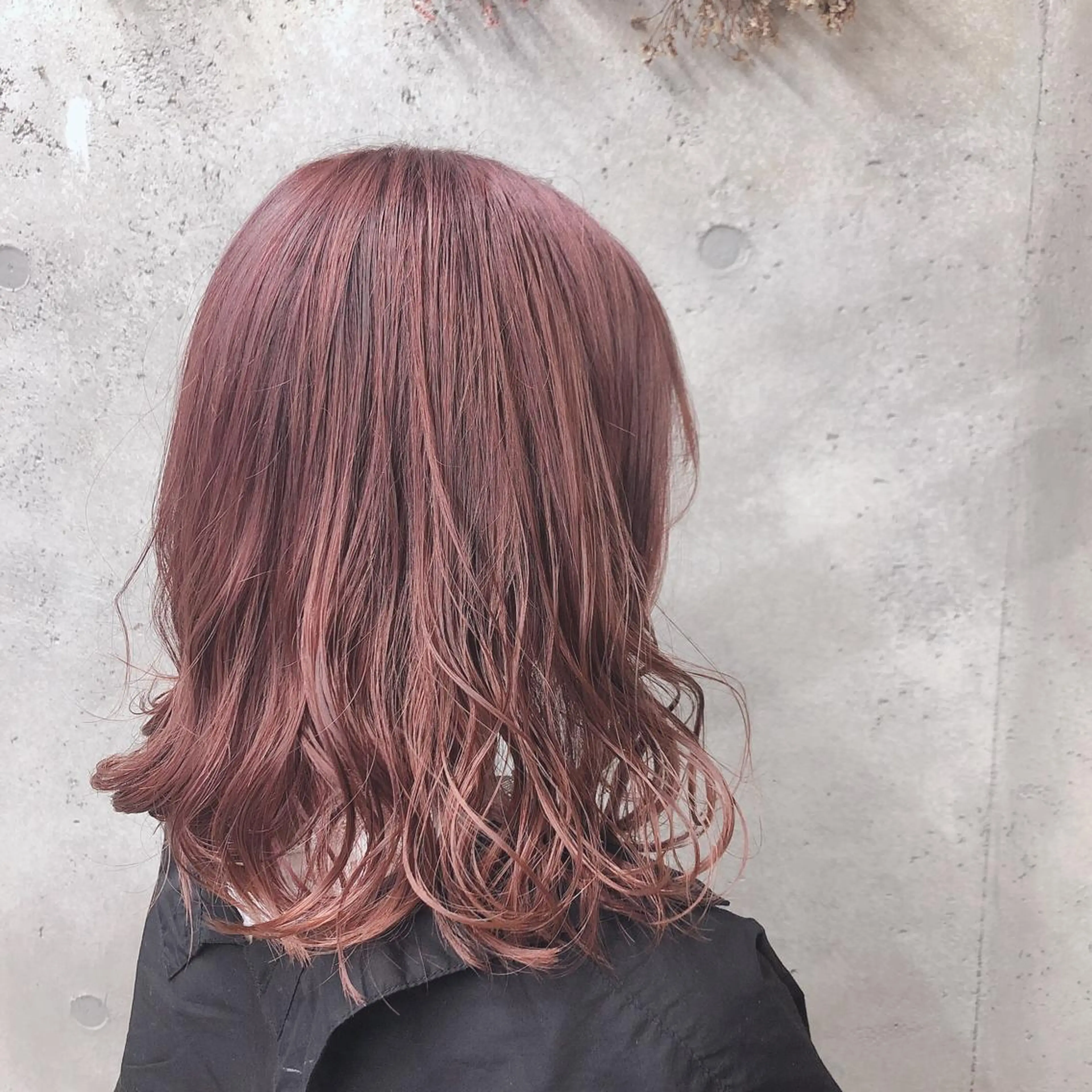 セミロング カラー ピンクカラー wakana 【ブリーチカラー】のヘアスタイル