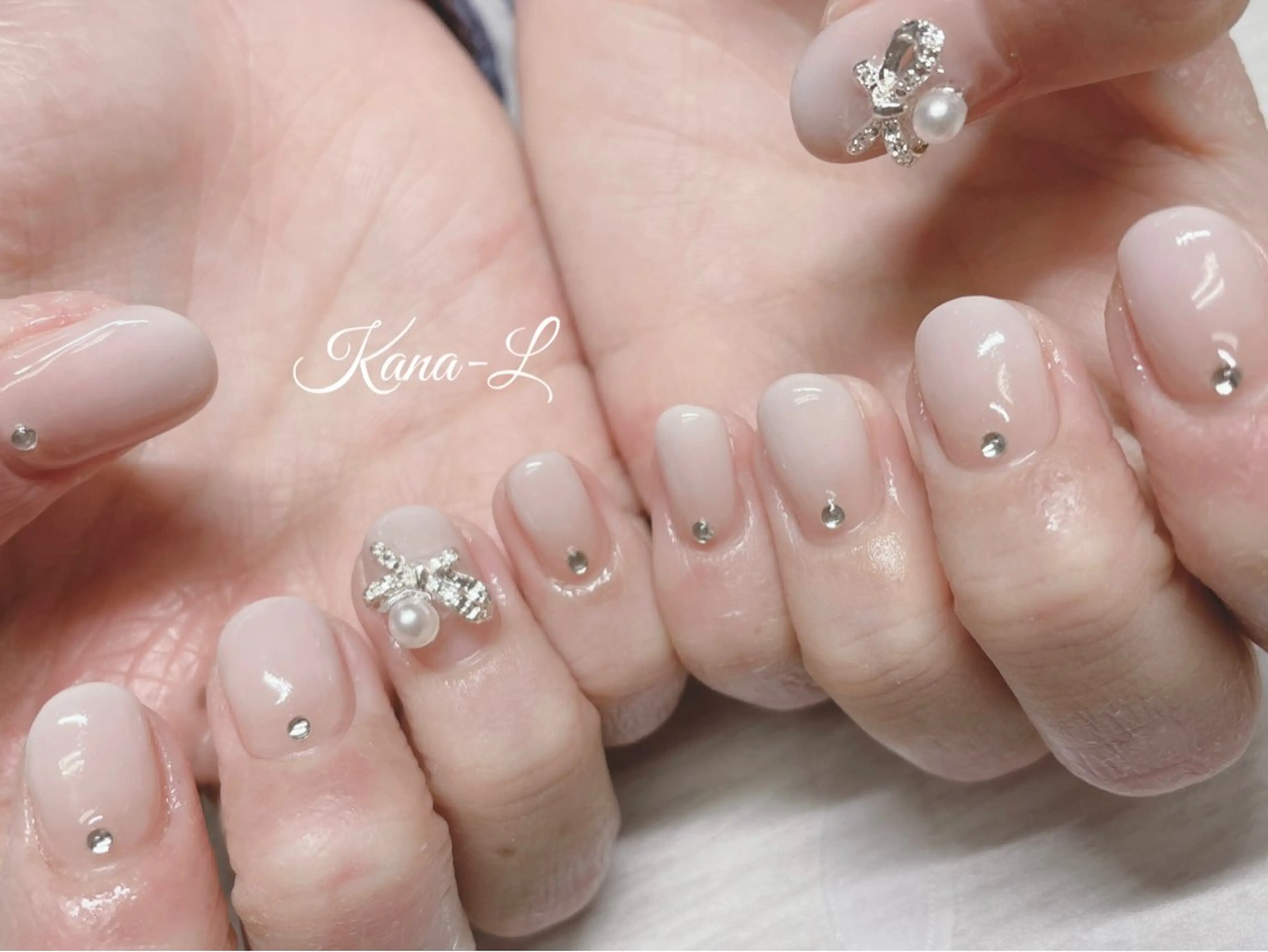 ネイル ジェルネイル グラデーション パラジェル リボン ホワイト 芦辺 香奈のネイルデザイン