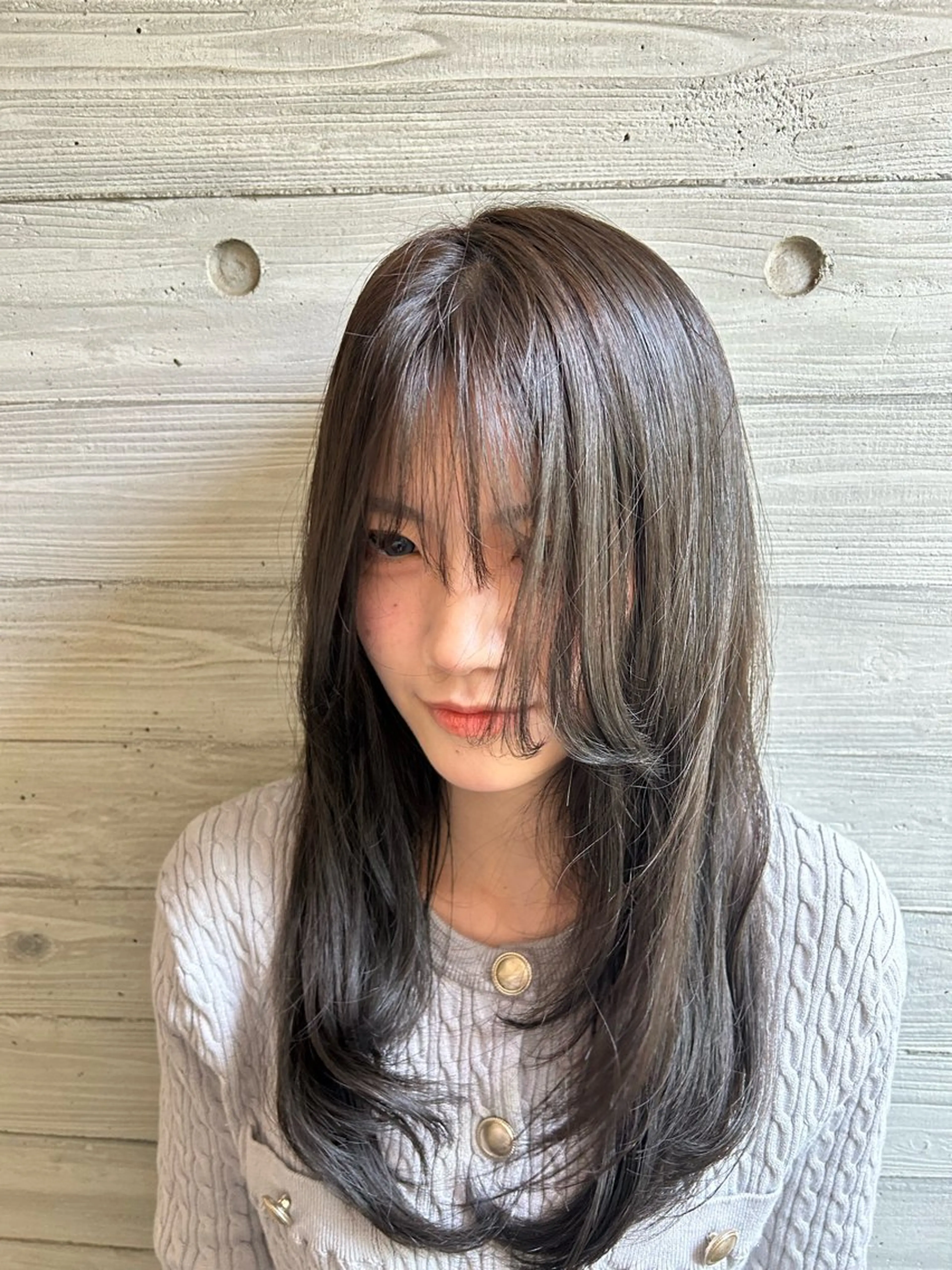 セミロング アッシュ レイヤーカット カット ヘアカラー 透明感カラー &ハイトーンカラーのヘアスタイル