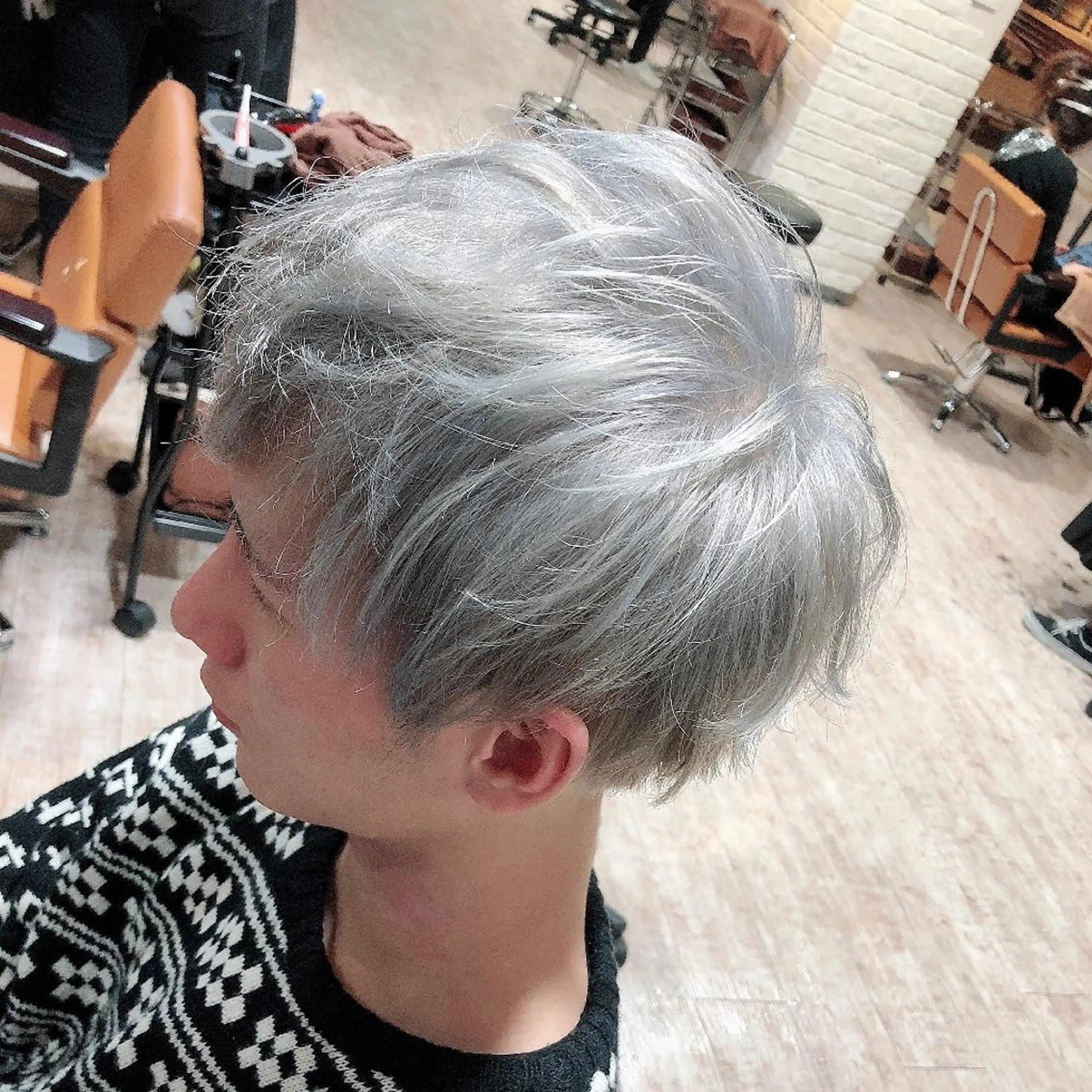 ショート カラー メンズ シルバー ヘアカラー トリートメント ブリーチカラー🌈 嘉名 真樹のヘアスタイル