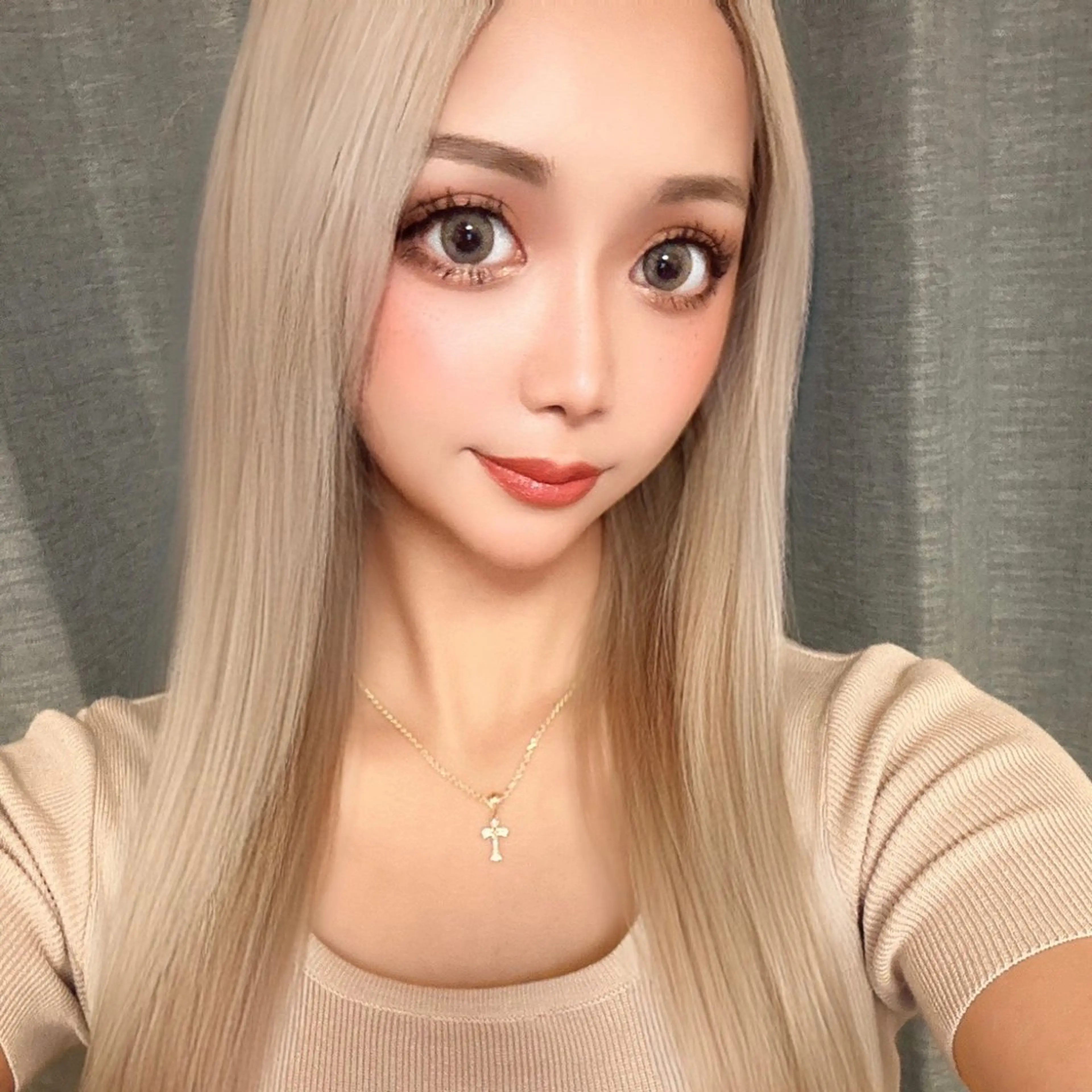 ロング カラー ベージュカラー ブリーチ ミルクティーベージュ ホワイトベージュ トリートメント カット ヘアカラー トリートメント ヘアセット RYOSUKE ハイトーンのヘアスタイル