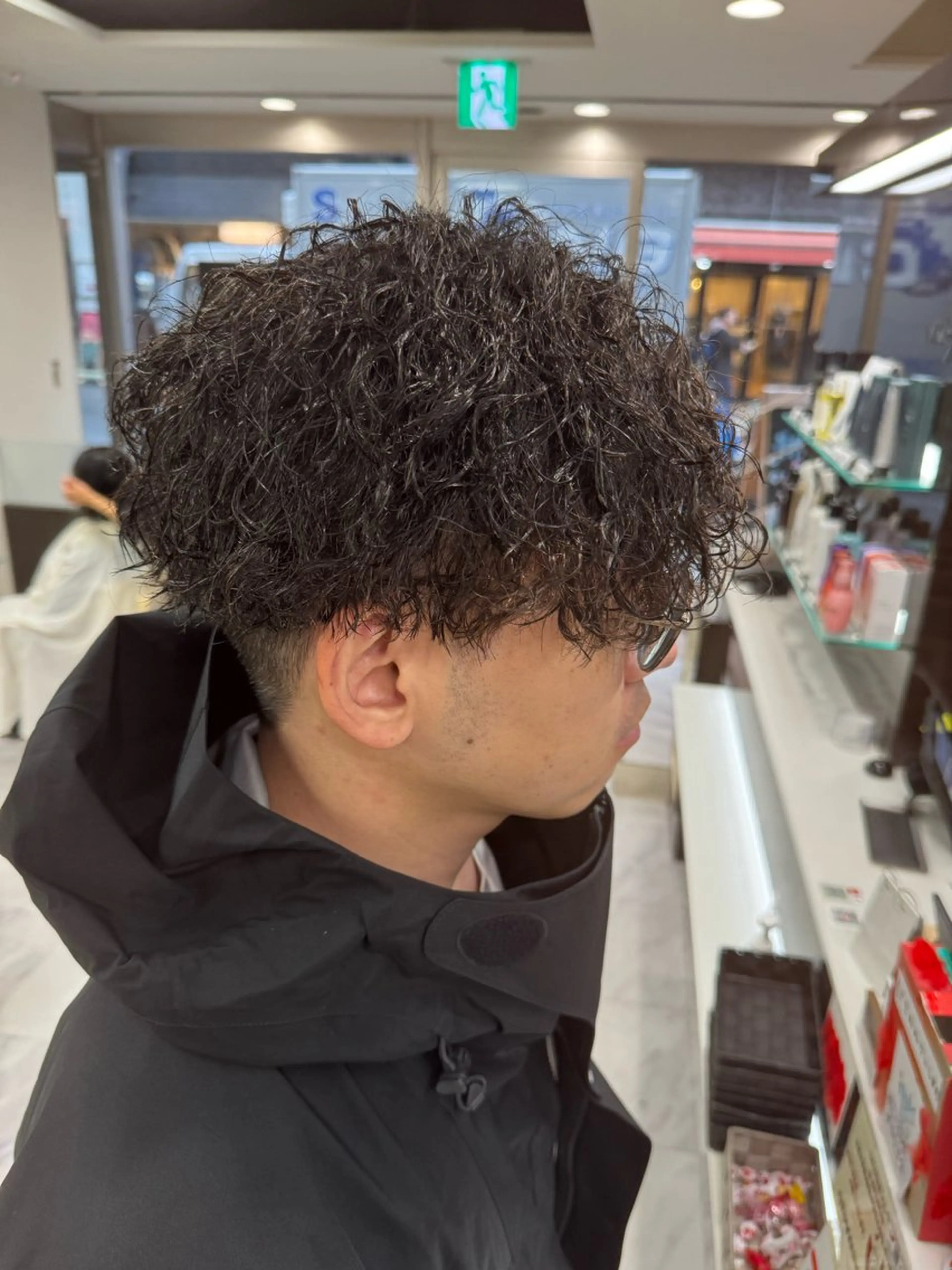 ショート パーマ ヘアアレンジ メンズ メンズブリーチ センターパート メンズハイライト メンズハイトーン メンズインナーカラー 目黒 碧人のヘアスタイル