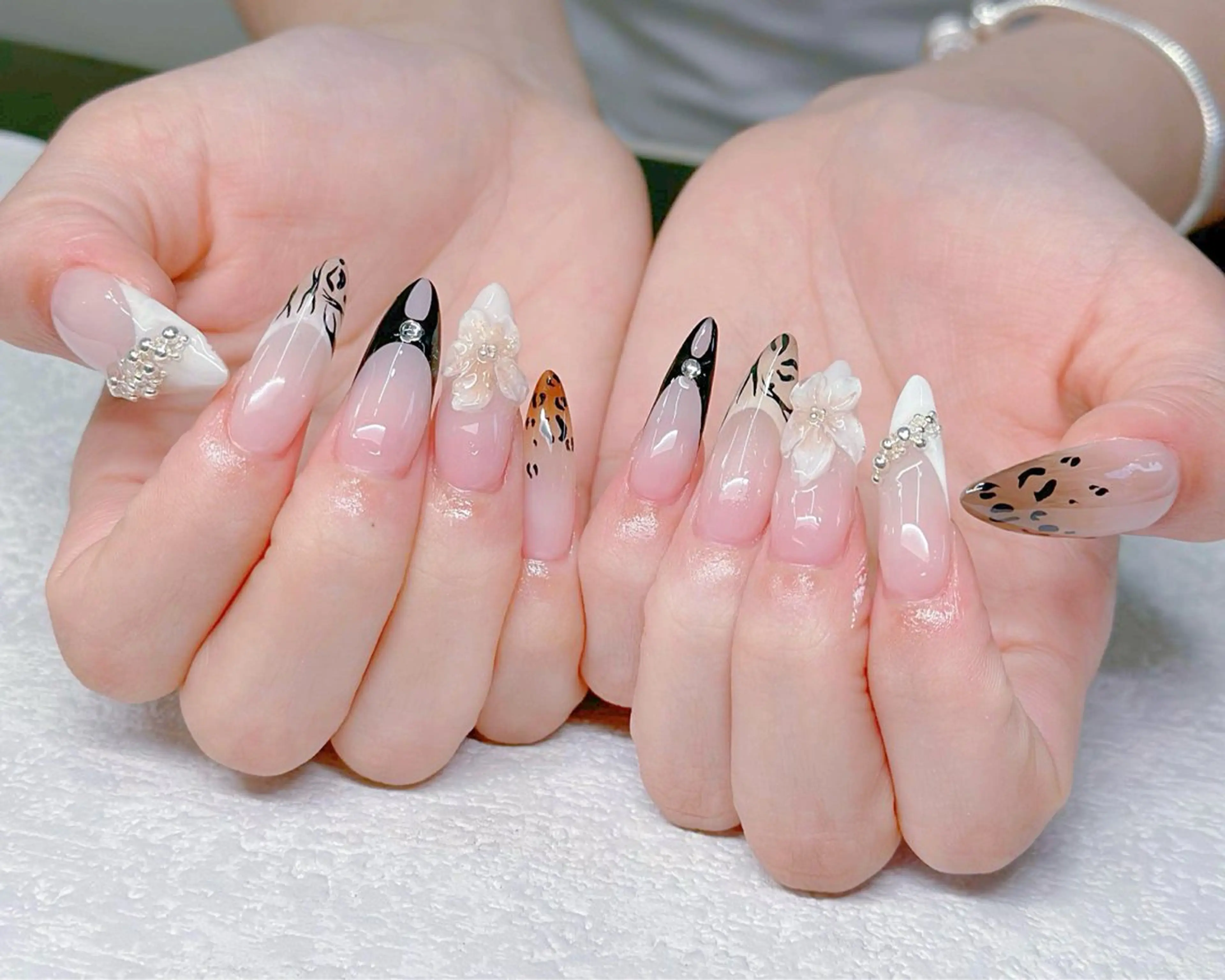 ネイル フレンチネイル マグネットネイル シンプルネイル ネイルチップ ハンドネイル NAILS 168 池袋西口駅前店のネイルデザイン