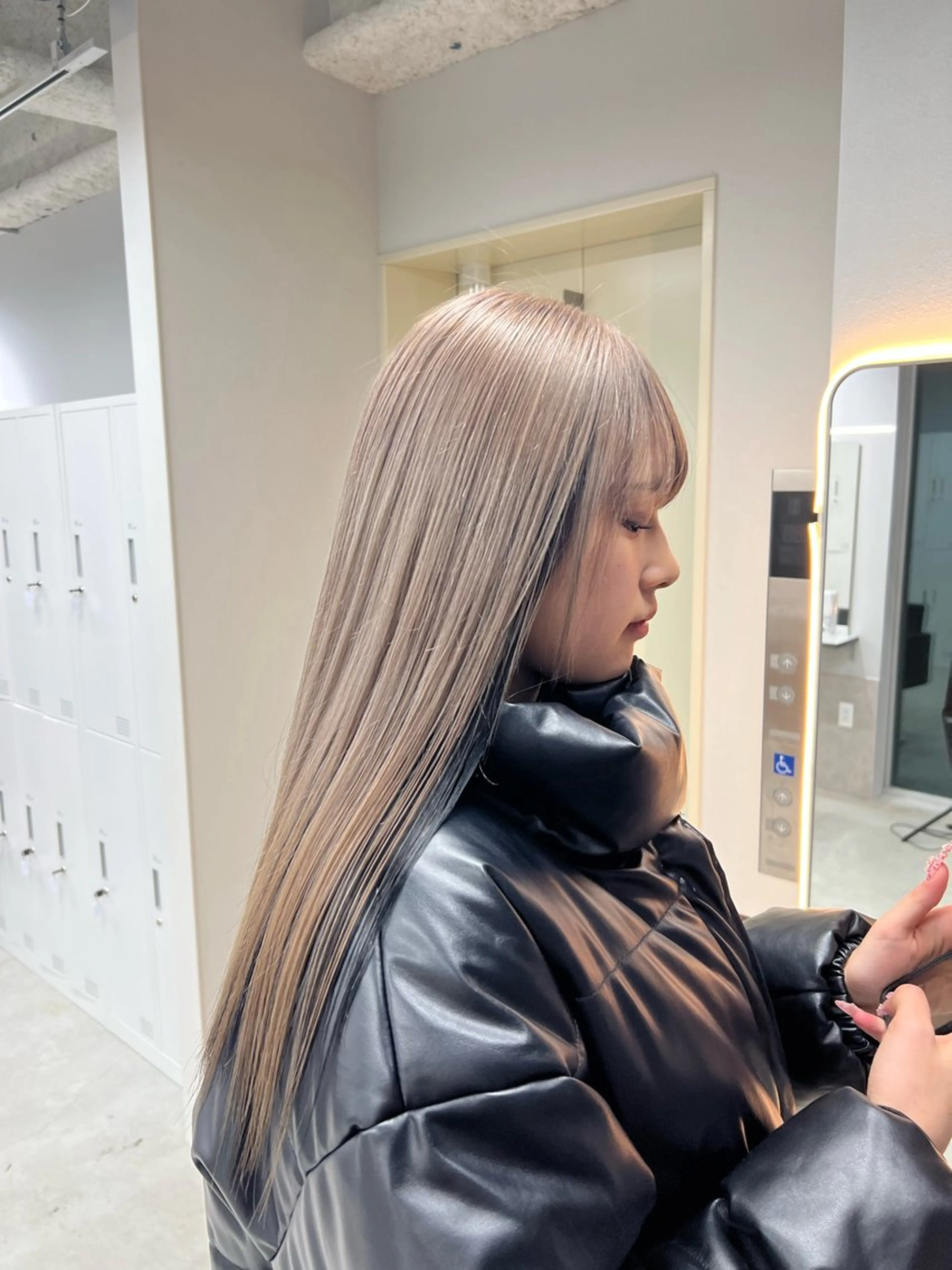 ロング ヘアカラー maya レイヤーカットのヘアスタイル