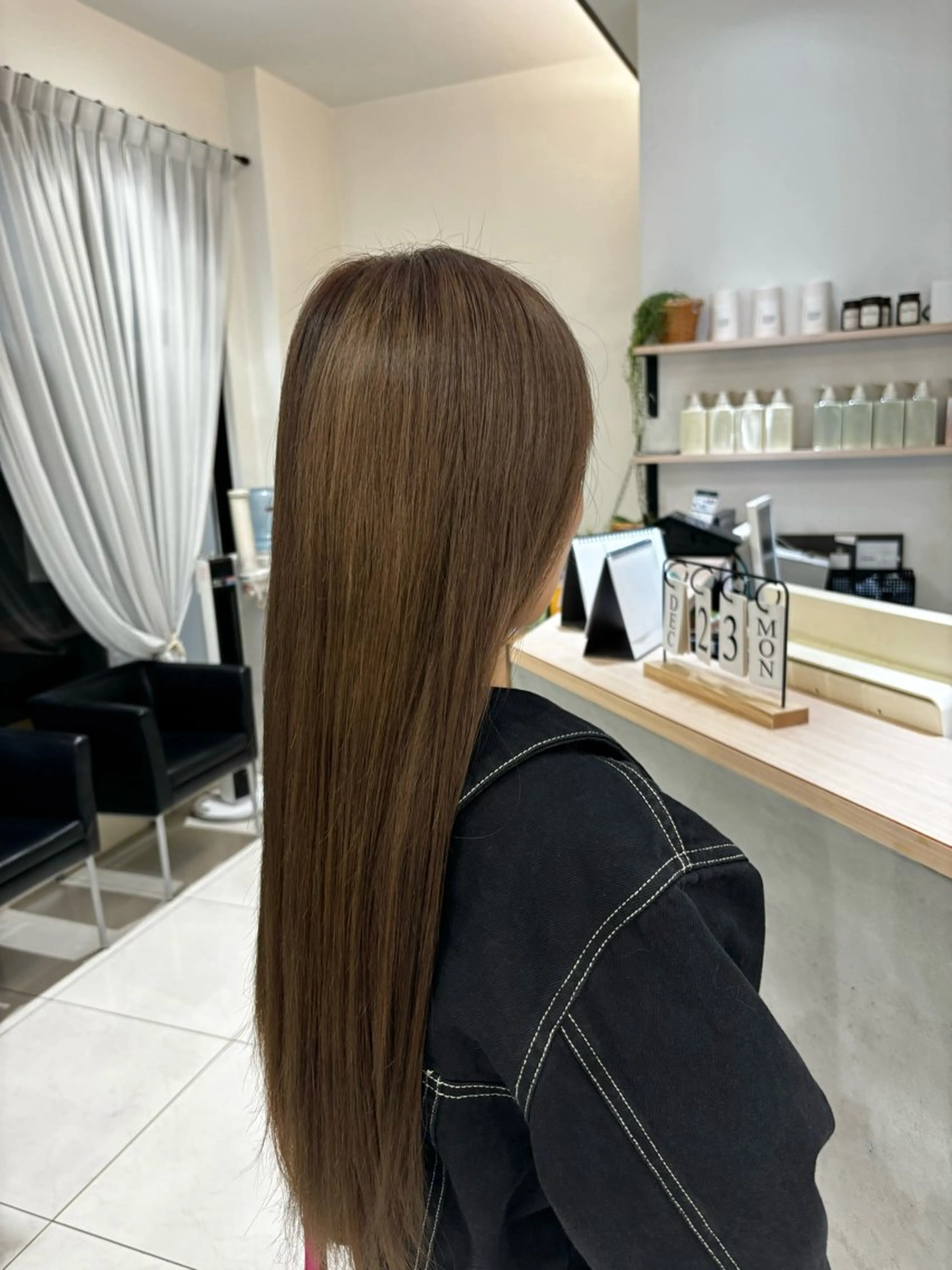 ロング カラー ベージュカラー ミルクティーベージュ ヘアカラー 辻村 彩華のヘアスタイル
