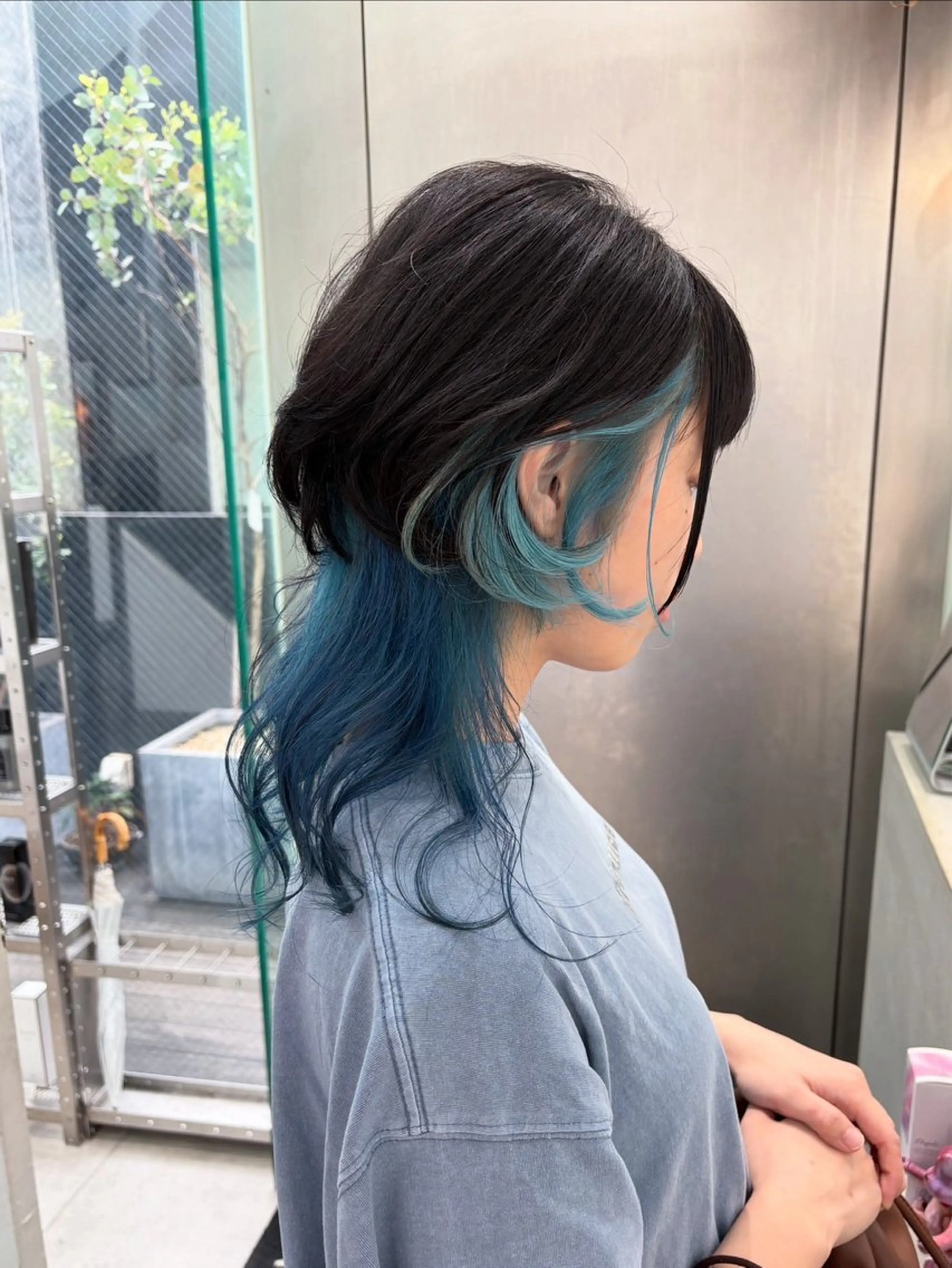 セミロング カラー ブリーチ ブルーカラー ダブルカラー ハイライトカラー インナーカラー ヘアカラー CHERIEブリーチ ダブルカラー　天神のヘアスタイル